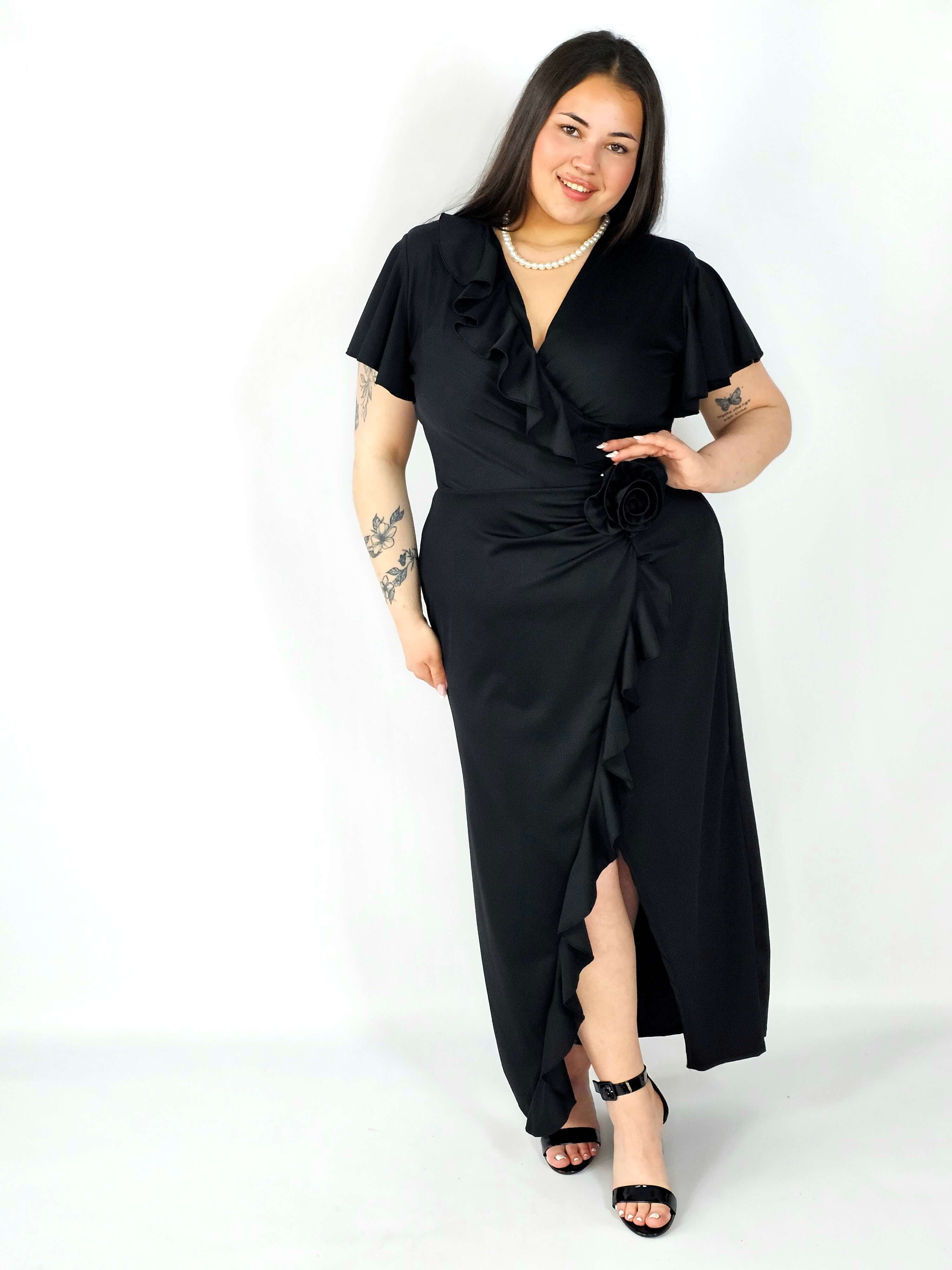 Sukienka plus size kopertowa z falbaną i ozdobnym kwiatem – elegancja w wersji XXL Stylowa XL