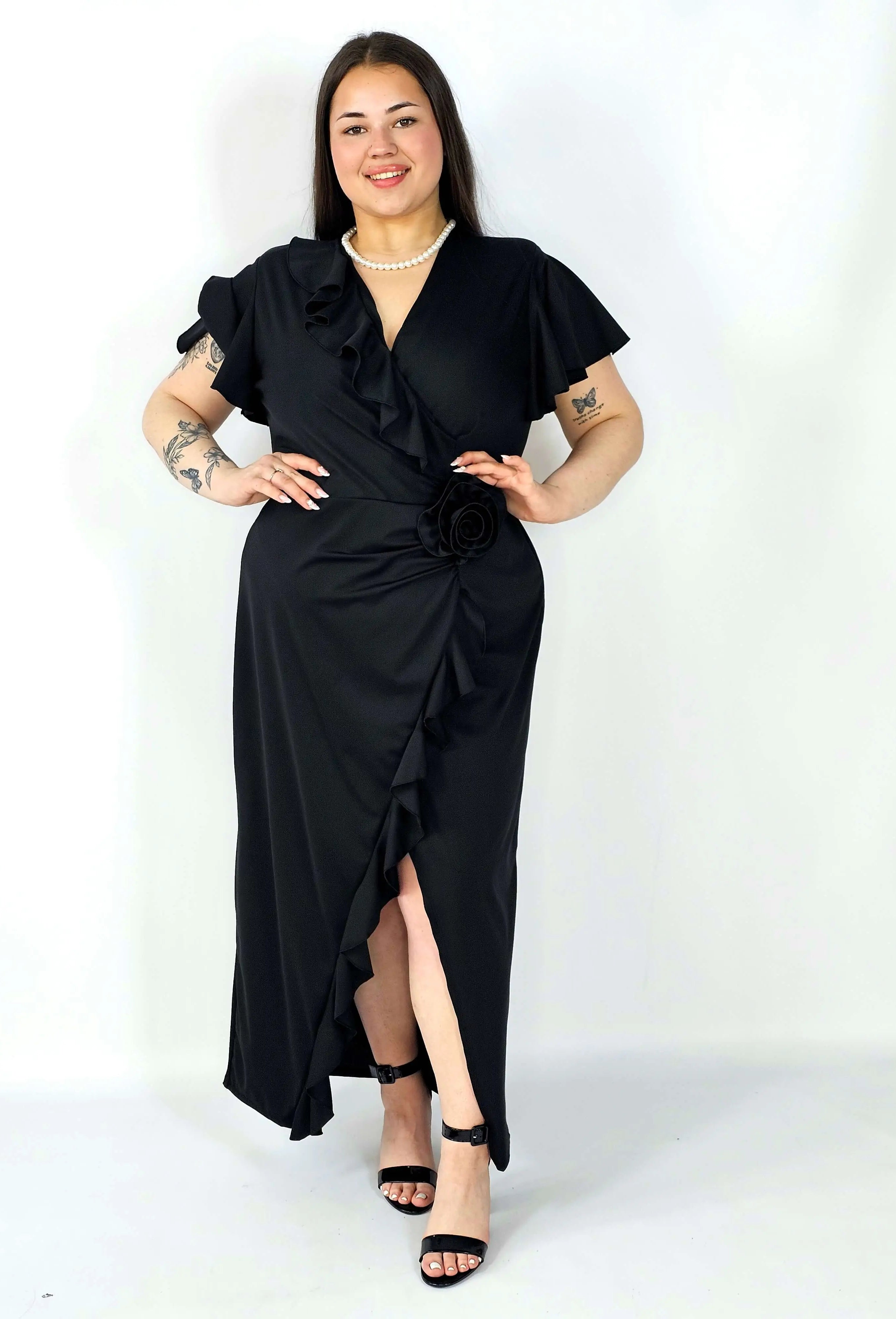 Sukienka plus size kopertowa z falbaną i ozdobnym kwiatem – elegancja w wersji XXL Stylowa XL