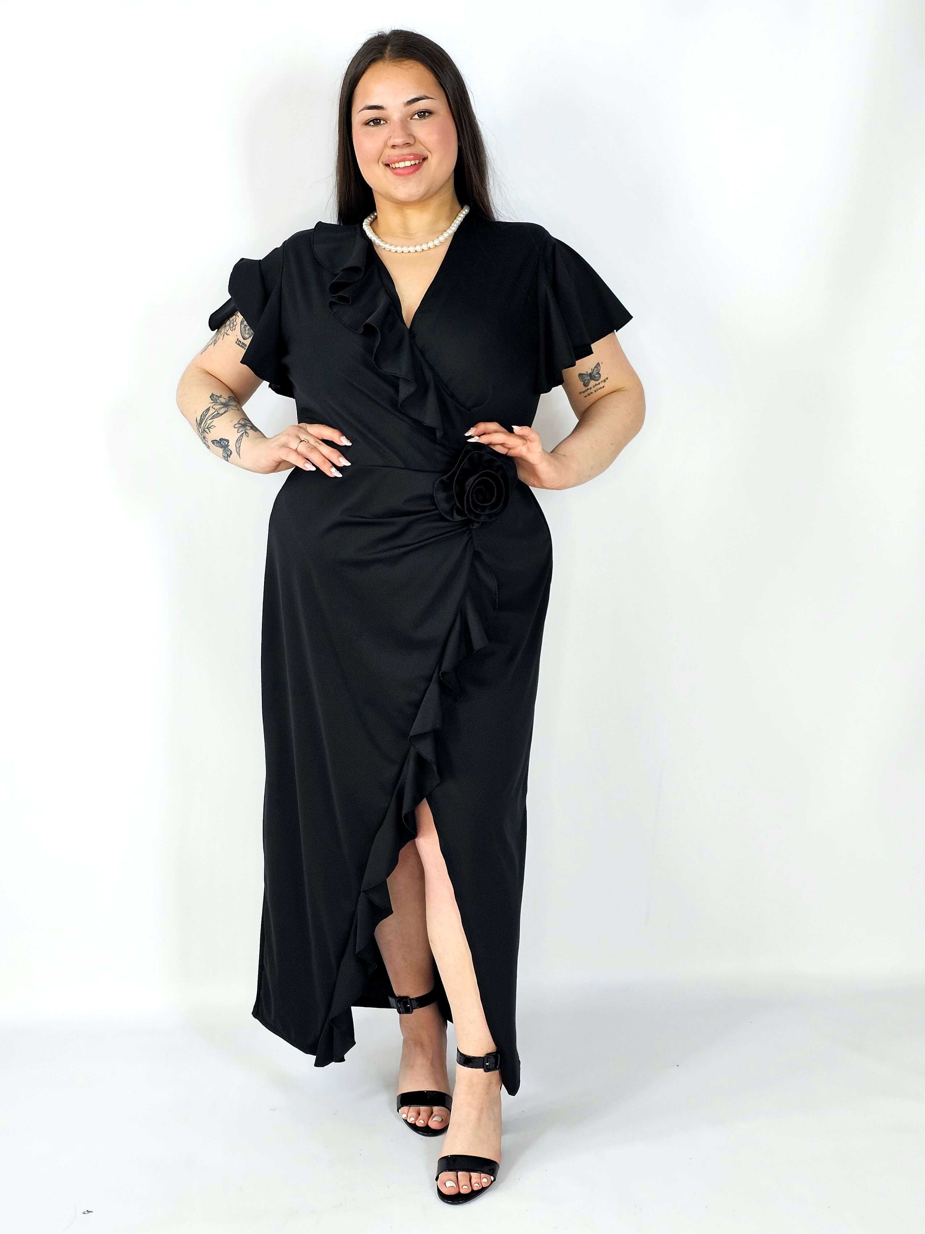 Sukienka plus size kopertowa z falbaną i ozdobnym kwiatem – elegancja w wersji XXL Stylowa XL