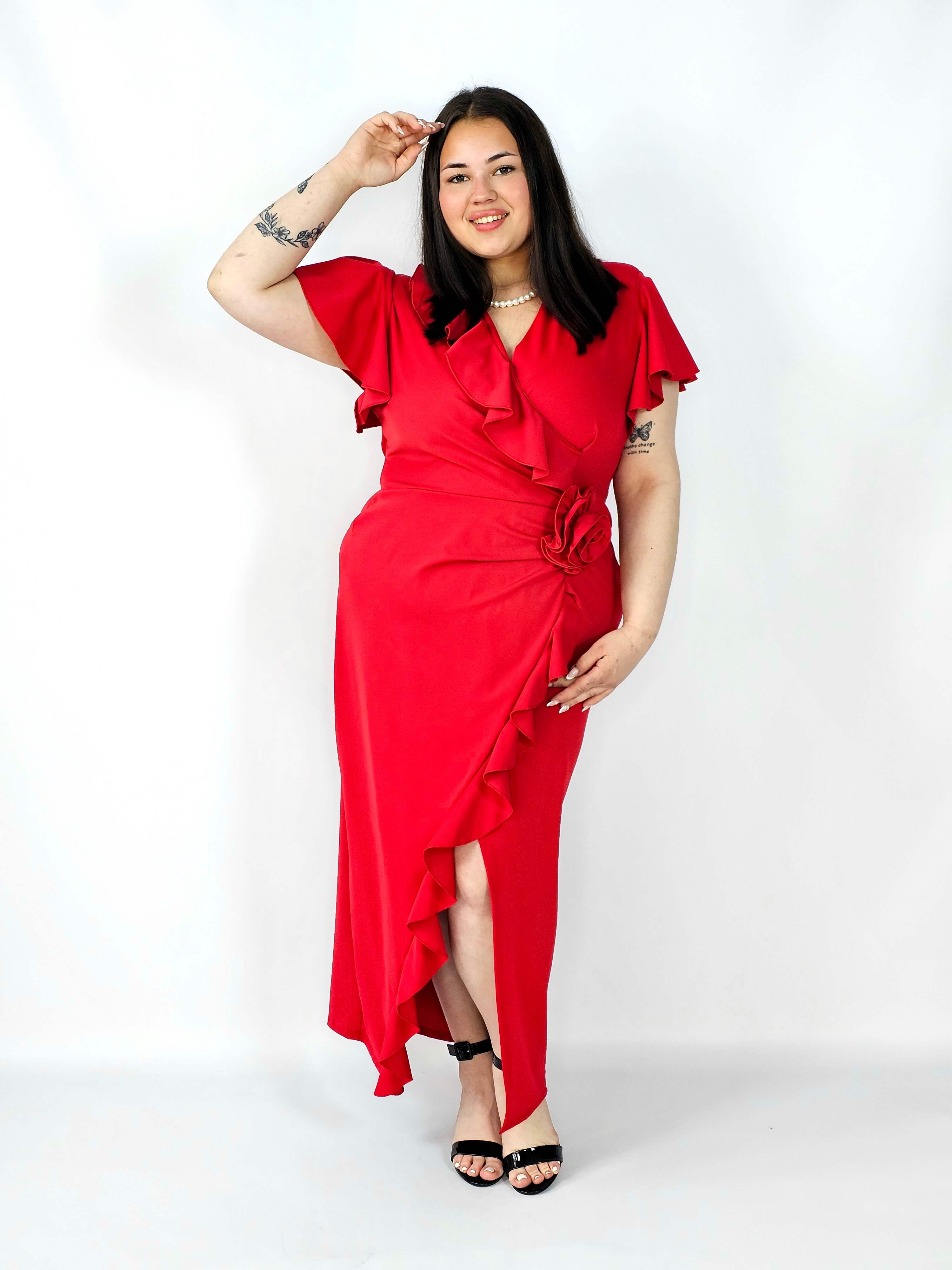 Sukienka plus size kopertowa z falbaną i ozdobnym kwiatem – elegancja w wersji XXL Stylowa XL