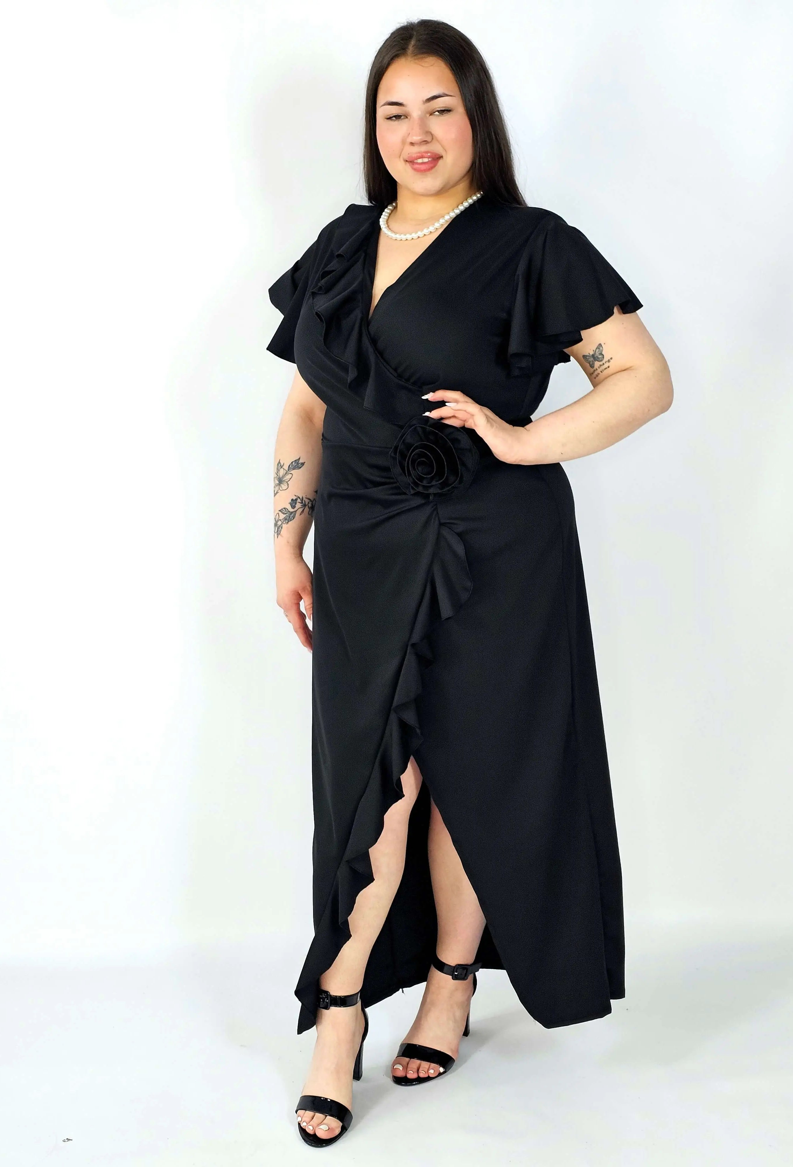 Sukienka plus size kopertowa z falbaną i ozdobnym kwiatem – elegancja w wersji XXL Stylowa XL