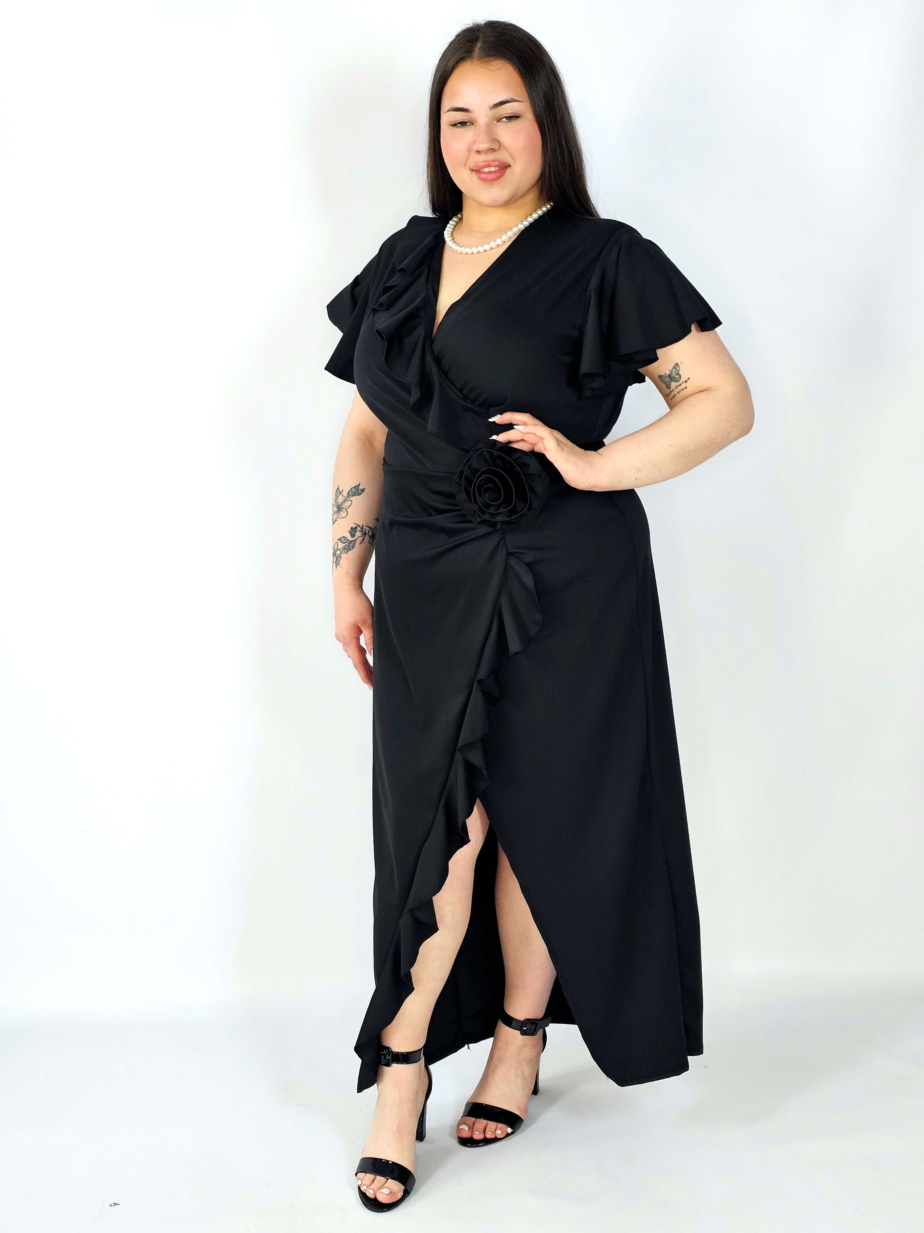 Sukienka plus size kopertowa z falbaną i ozdobnym kwiatem – elegancja w wersji XXL Stylowa XL