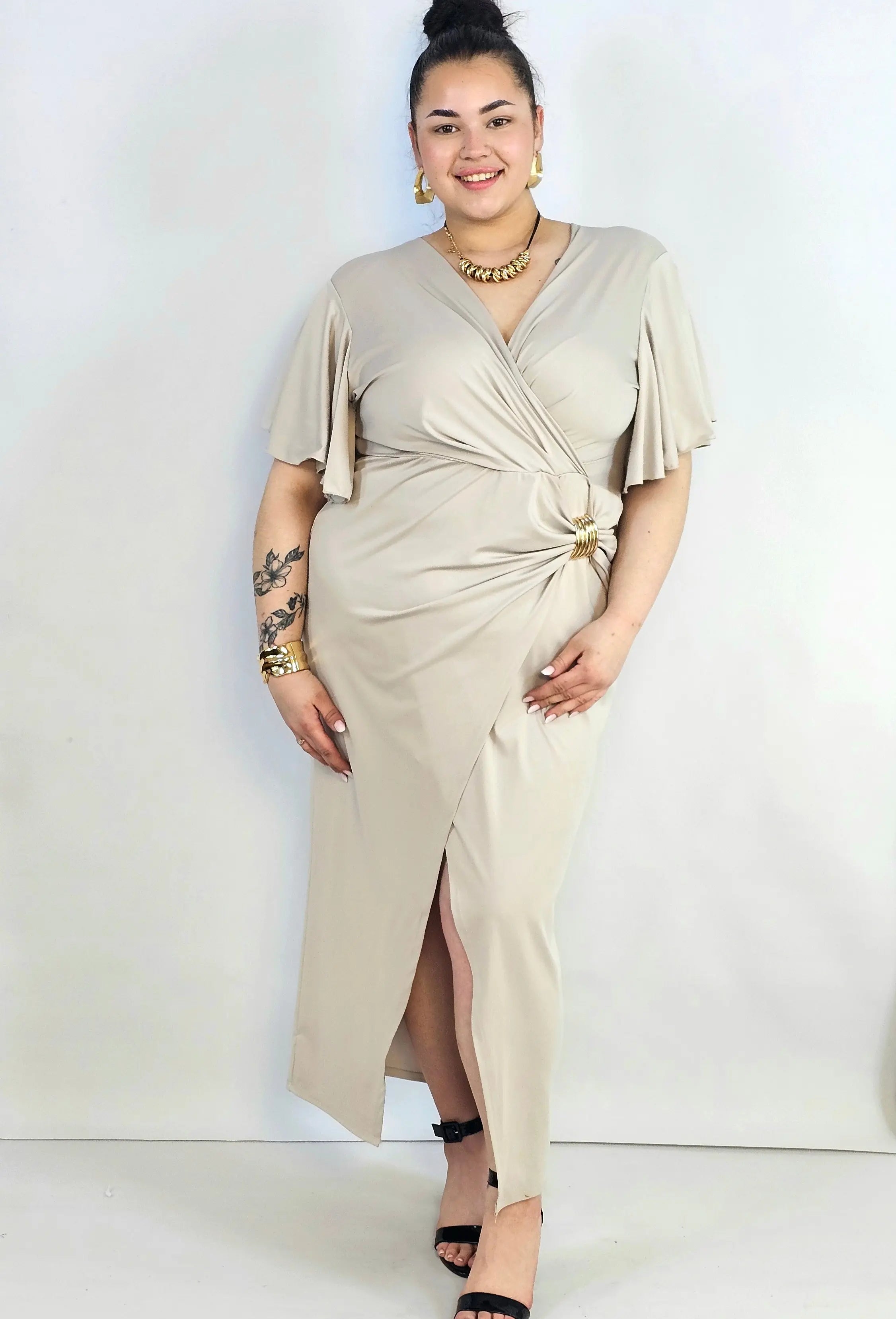 Sukienka plus size kopertowa z falbankowym rękawem – elegancja XXL Stylowa XL