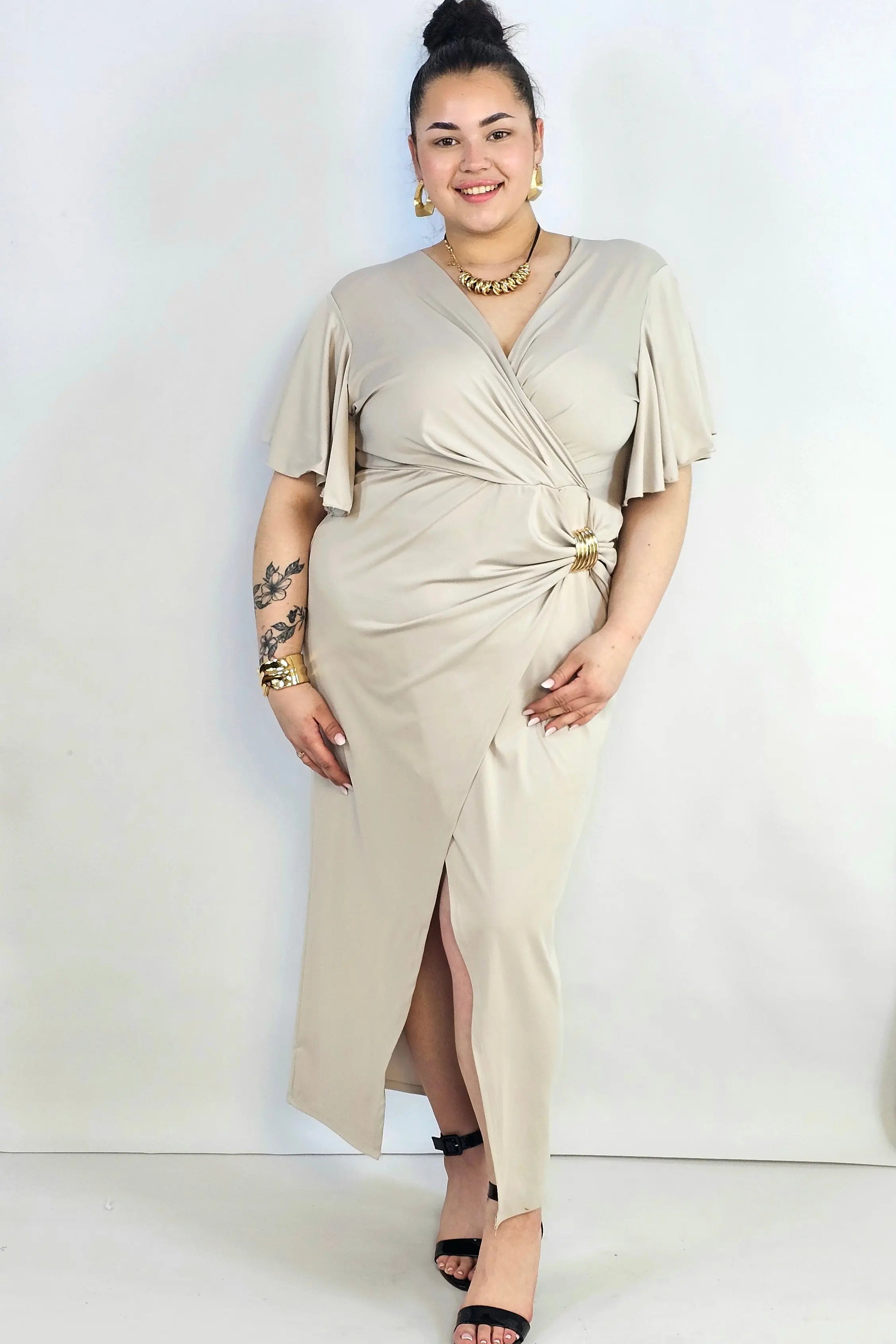 Sukienka plus size kopertowa z falbankowym rękawem – elegancja XXL Stylowa XL