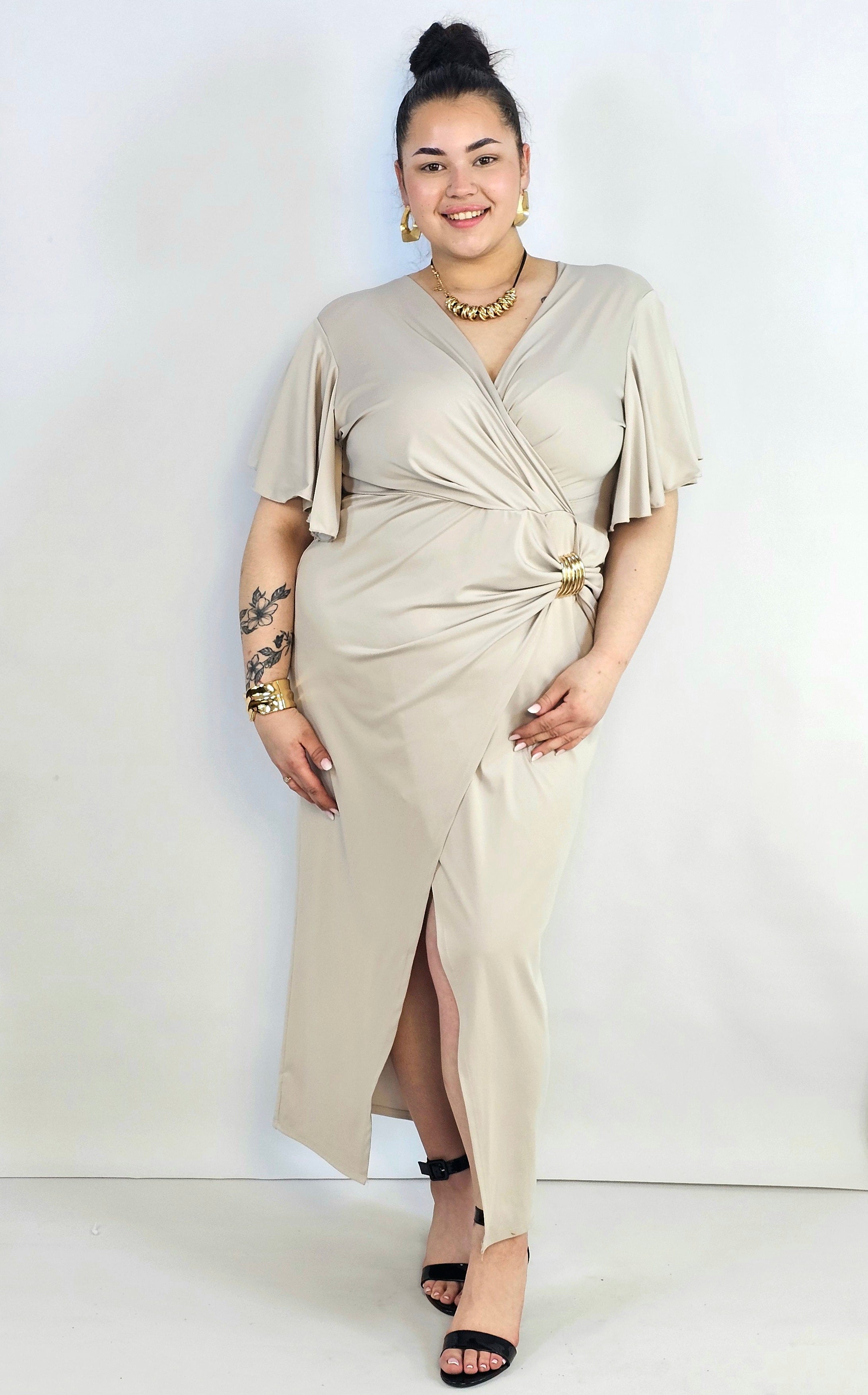 Sukienka plus size kopertowa z falbankowym rękawem – elegancja XXL Stylowa XL