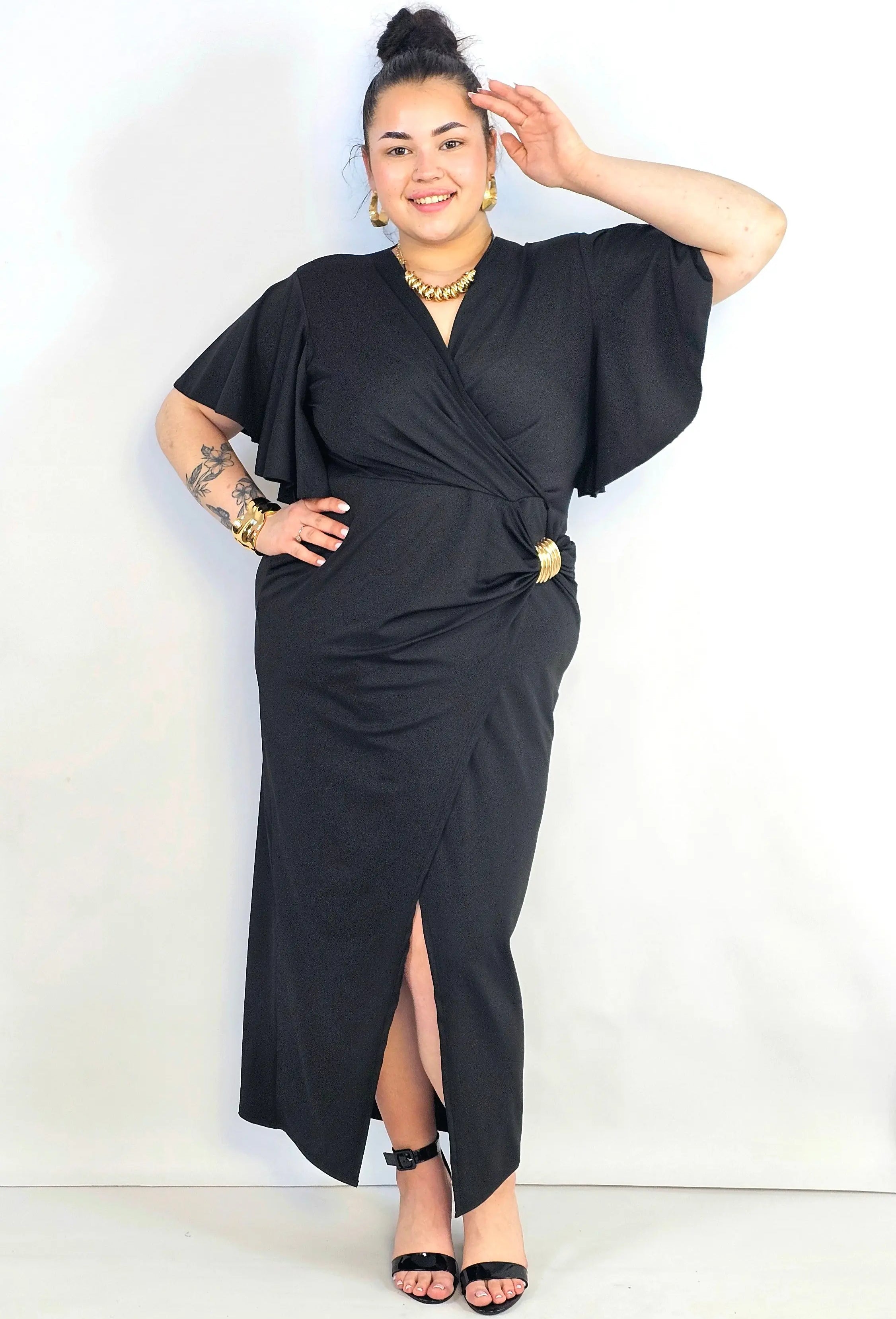 Sukienka plus size kopertowa z falbankowym rękawem – elegancja XXL Stylowa XL