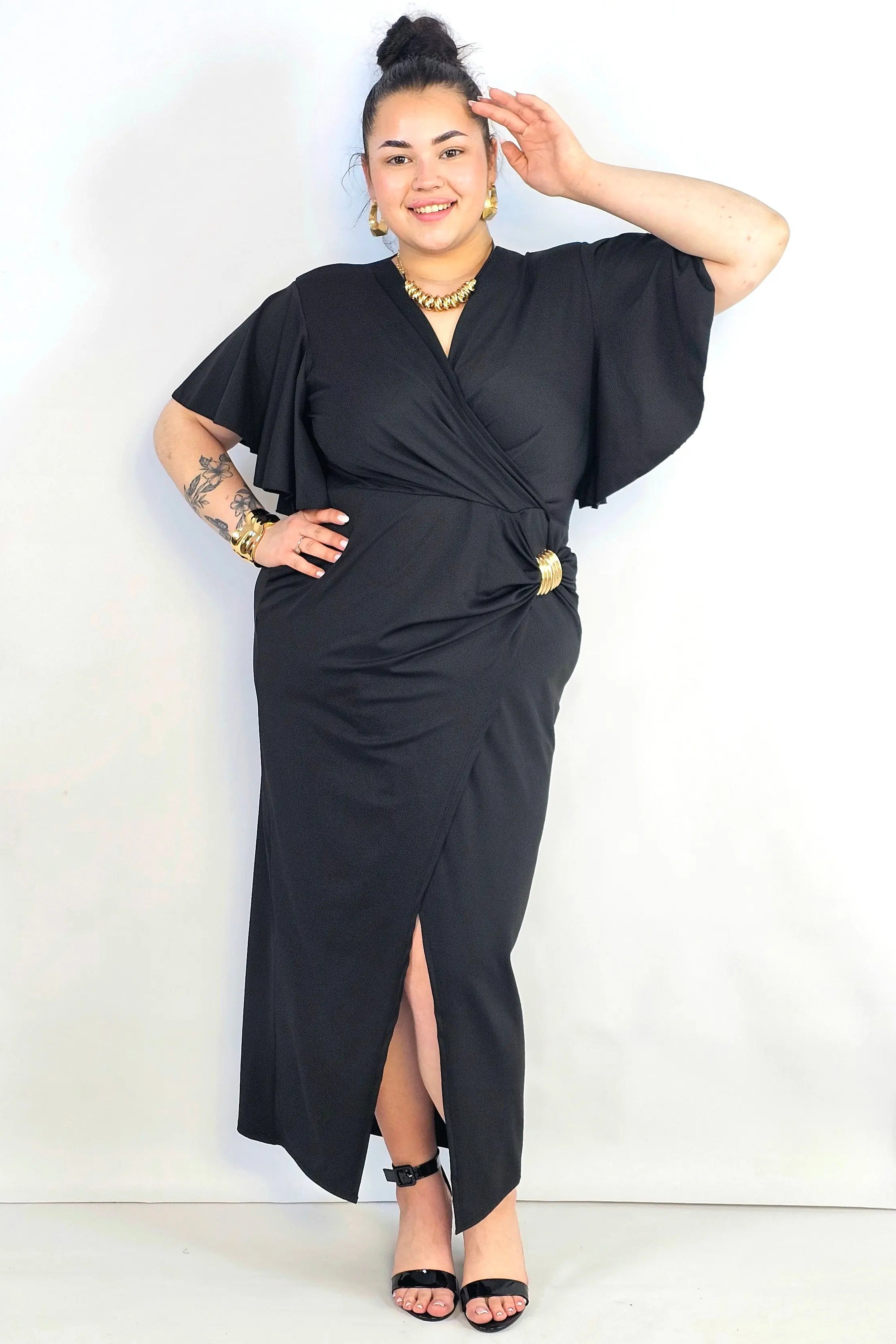 Sukienka plus size kopertowa z falbankowym rękawem – elegancja XXL Stylowa XL