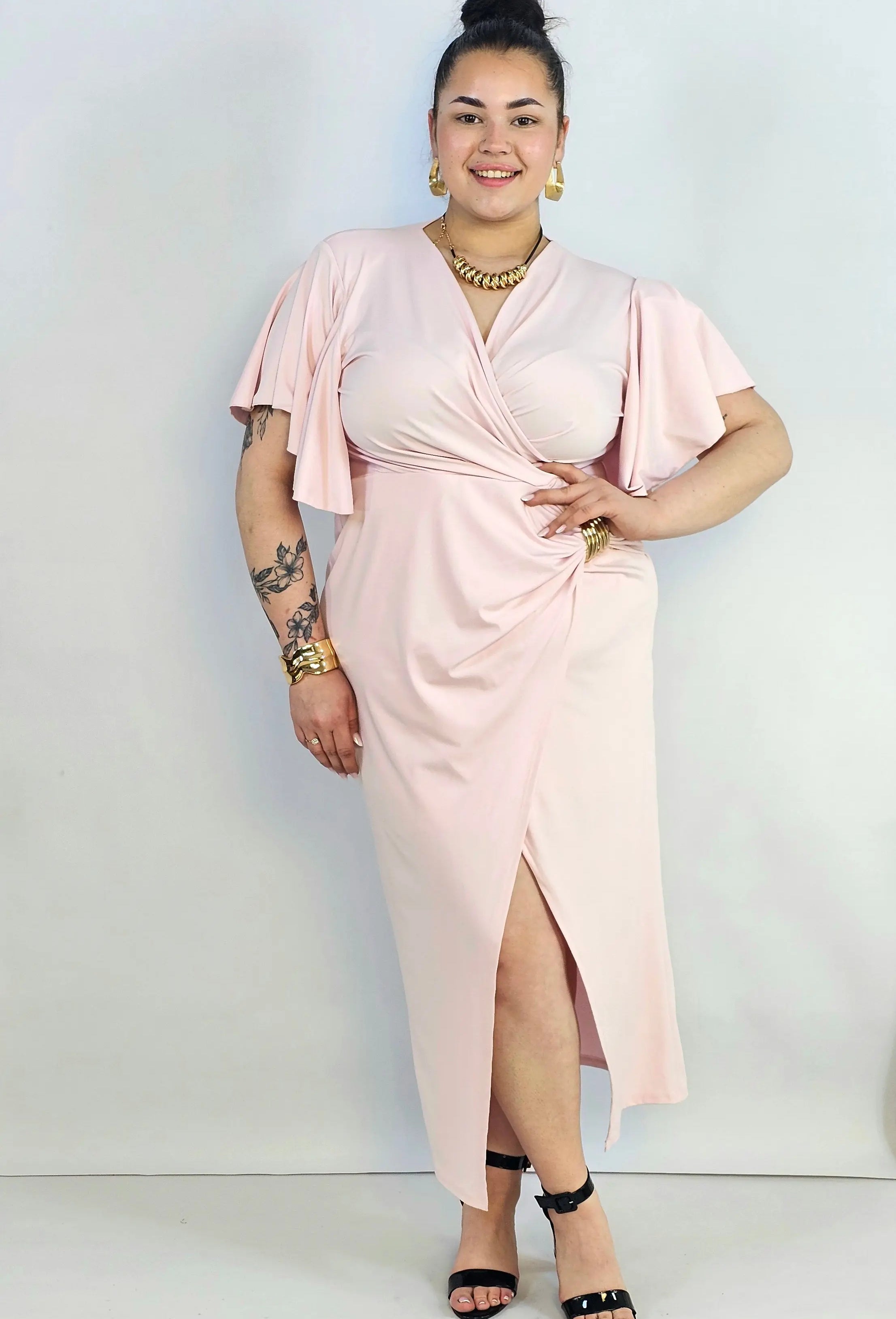 Sukienka plus size kopertowa z falbankowym rękawem – elegancja XXL Stylowa XL