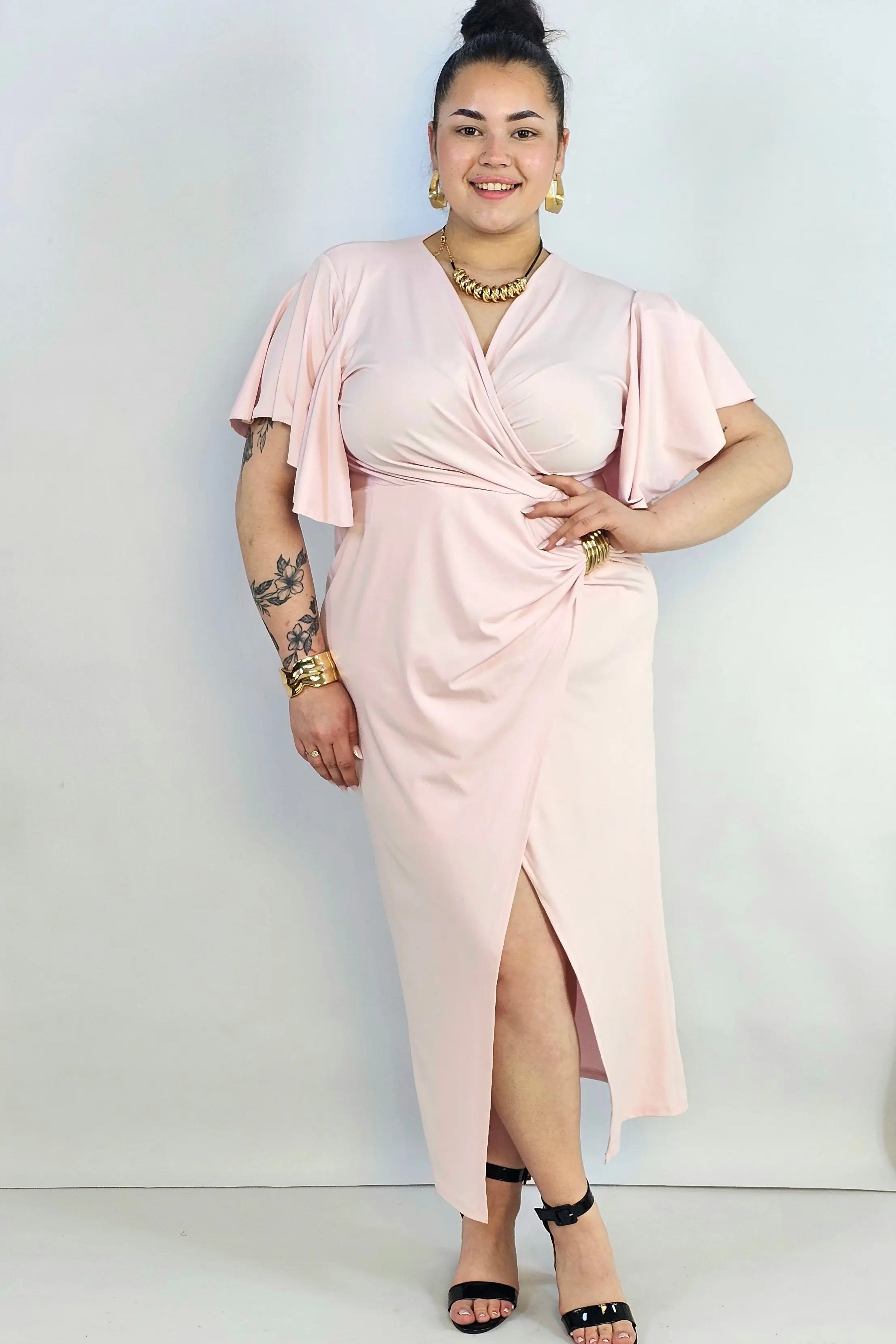 Sukienka plus size kopertowa z falbankowym rękawem – elegancja XXL Stylowa XL