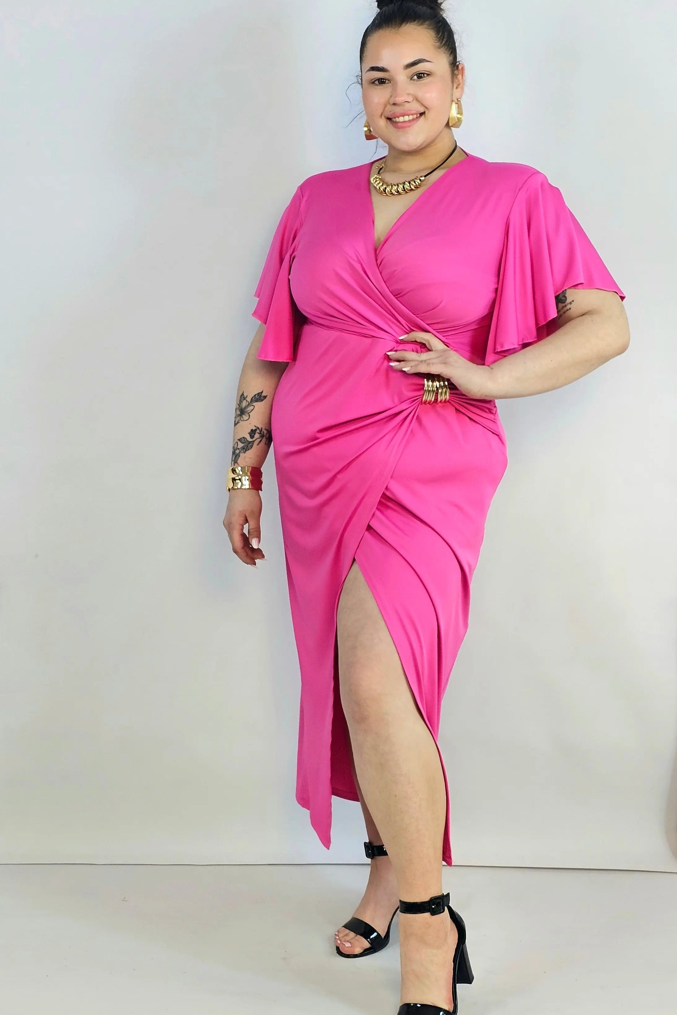 Sukienka plus size kopertowa z falbankowym rękawem – elegancja XXL Stylowa XL