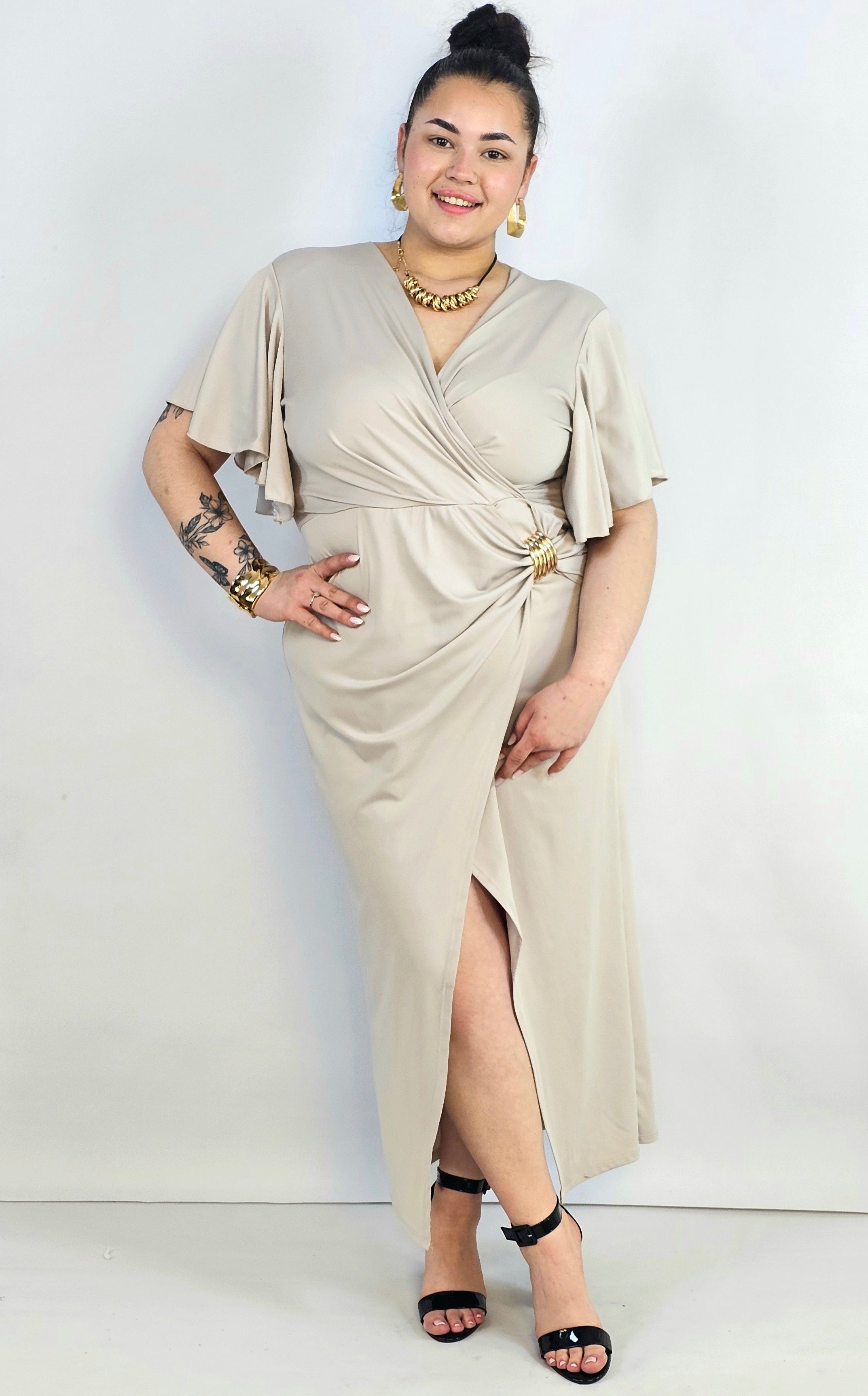 Sukienka plus size kopertowa z falbankowym rękawem – elegancja XXL Stylowa XL