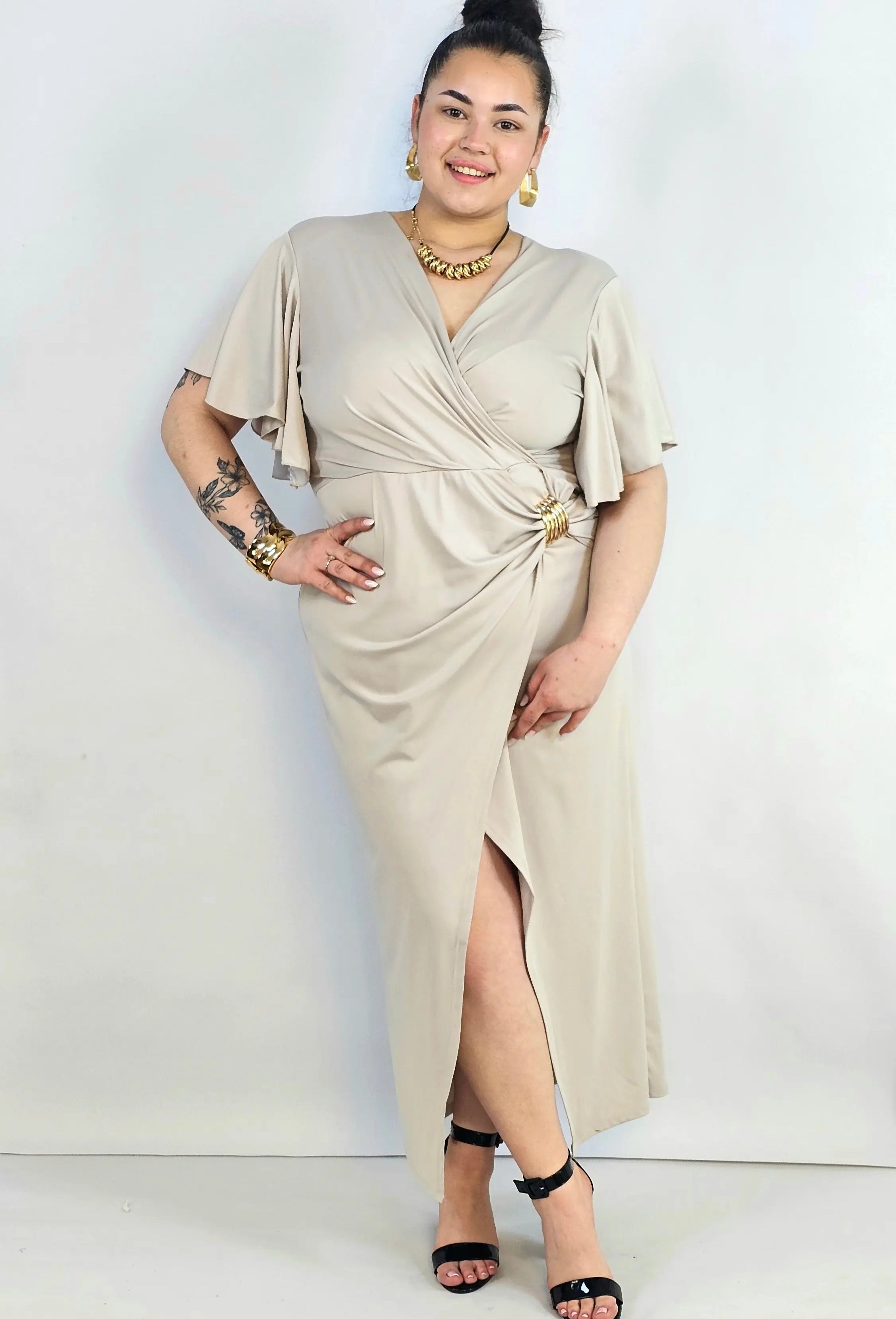 Sukienka plus size kopertowa z falbankowym rękawem – elegancja XXL Stylowa XL