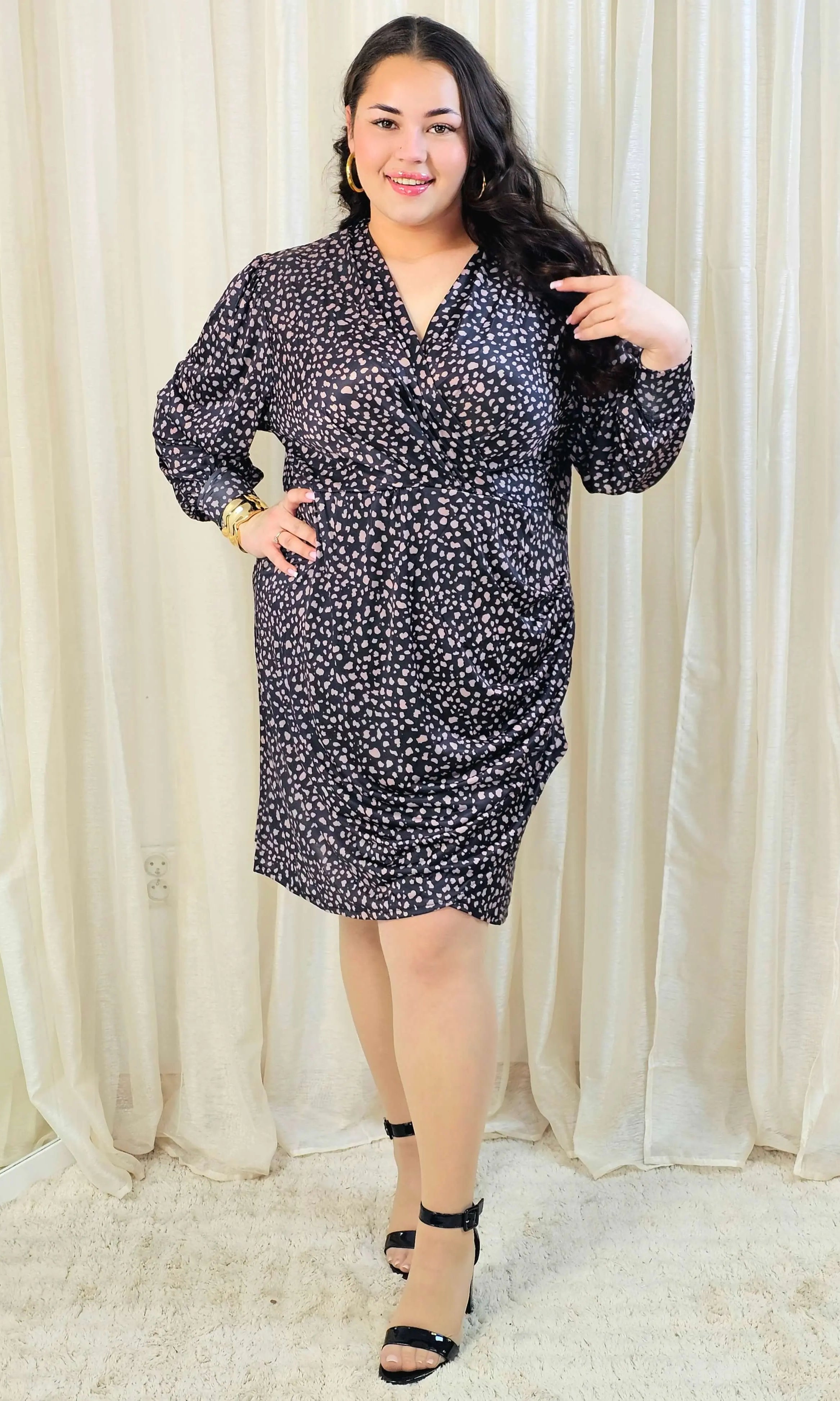 Sukienka plus size kopertowa z marszczeniem – elegancka propozycja XXL Stylowa XL