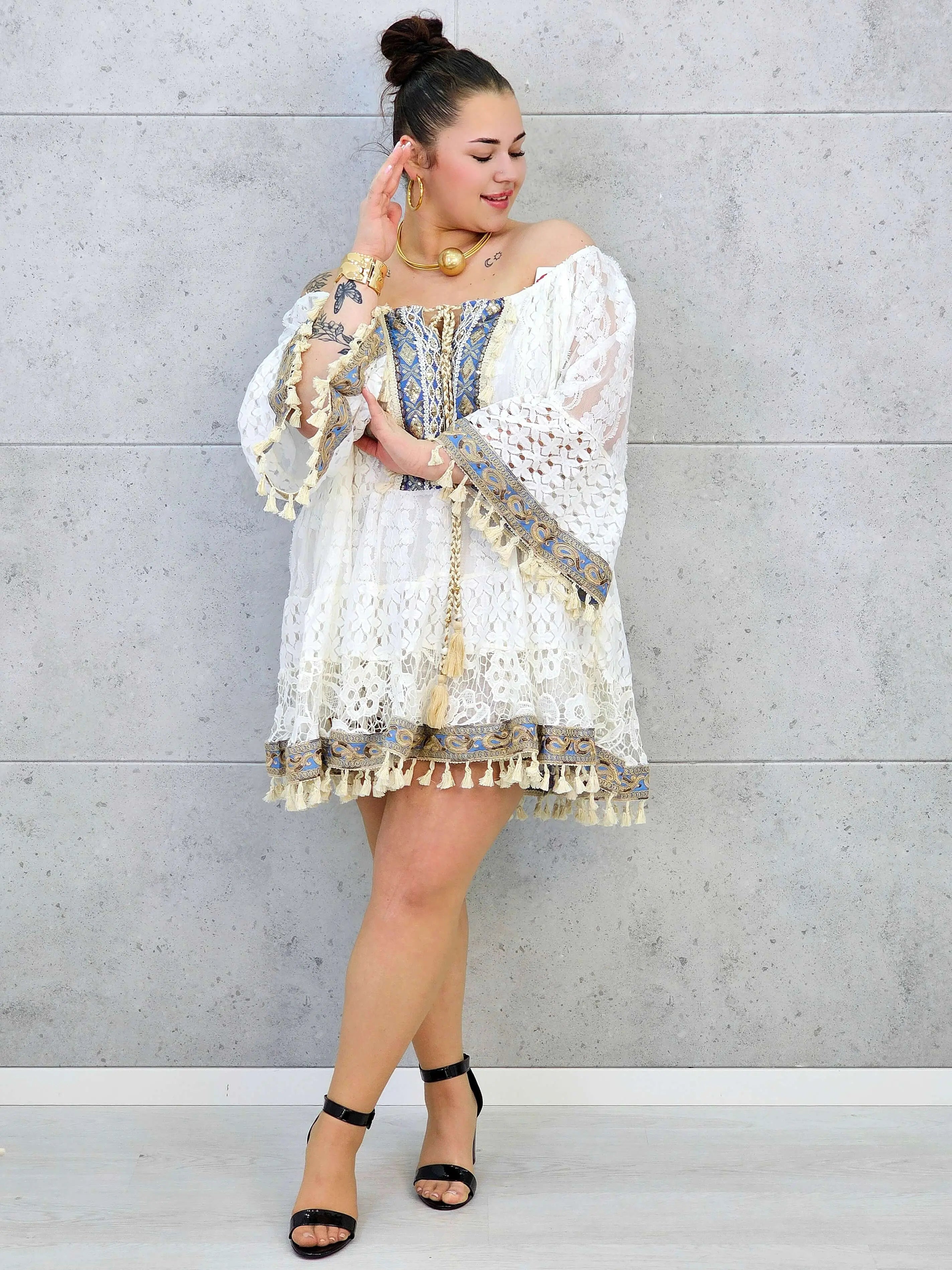 Sukienka plus size koronkowa boho z frędzlami – biała Stylowa XL