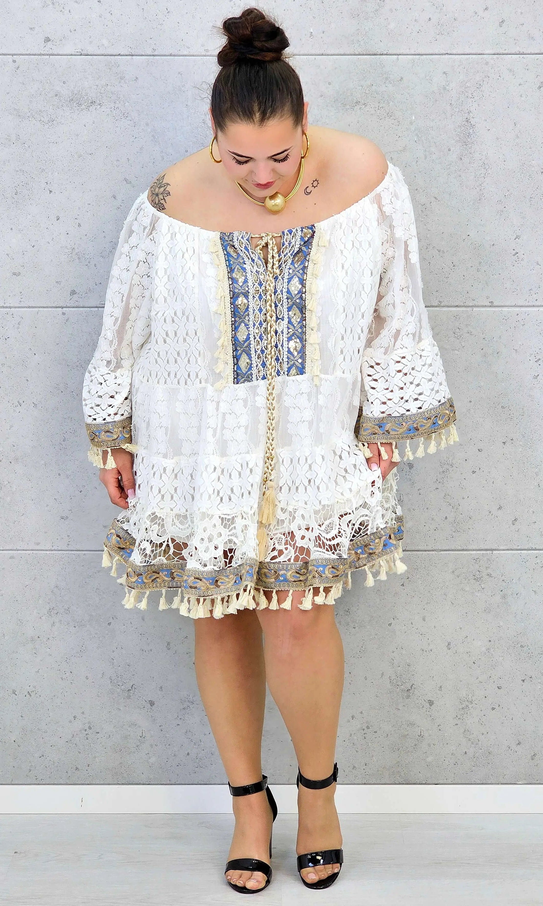 Sukienka plus size koronkowa boho z frędzlami – biała Stylowa XL
