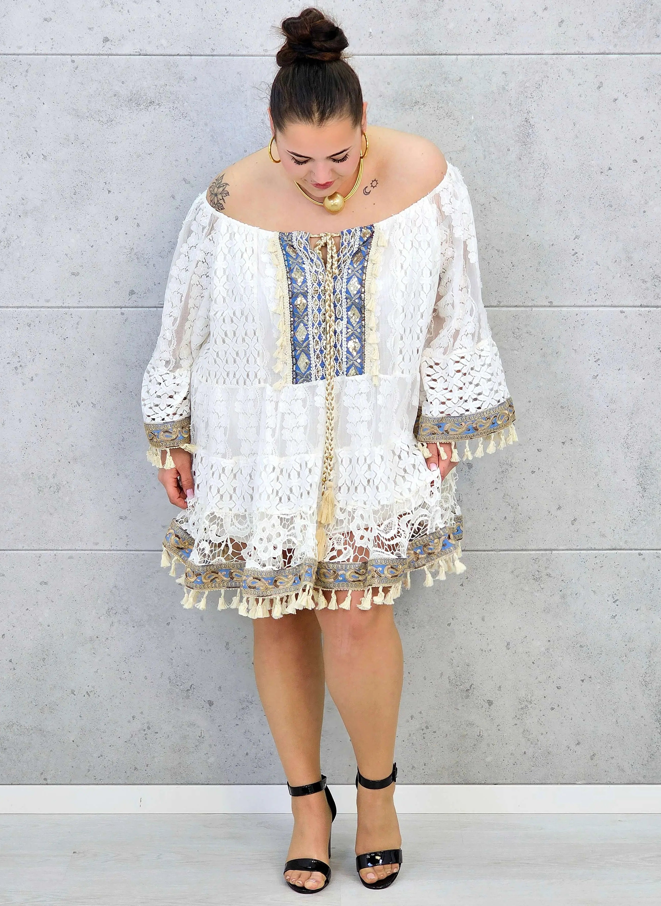Sukienka plus size koronkowa boho z frędzlami – biała Stylowa XL