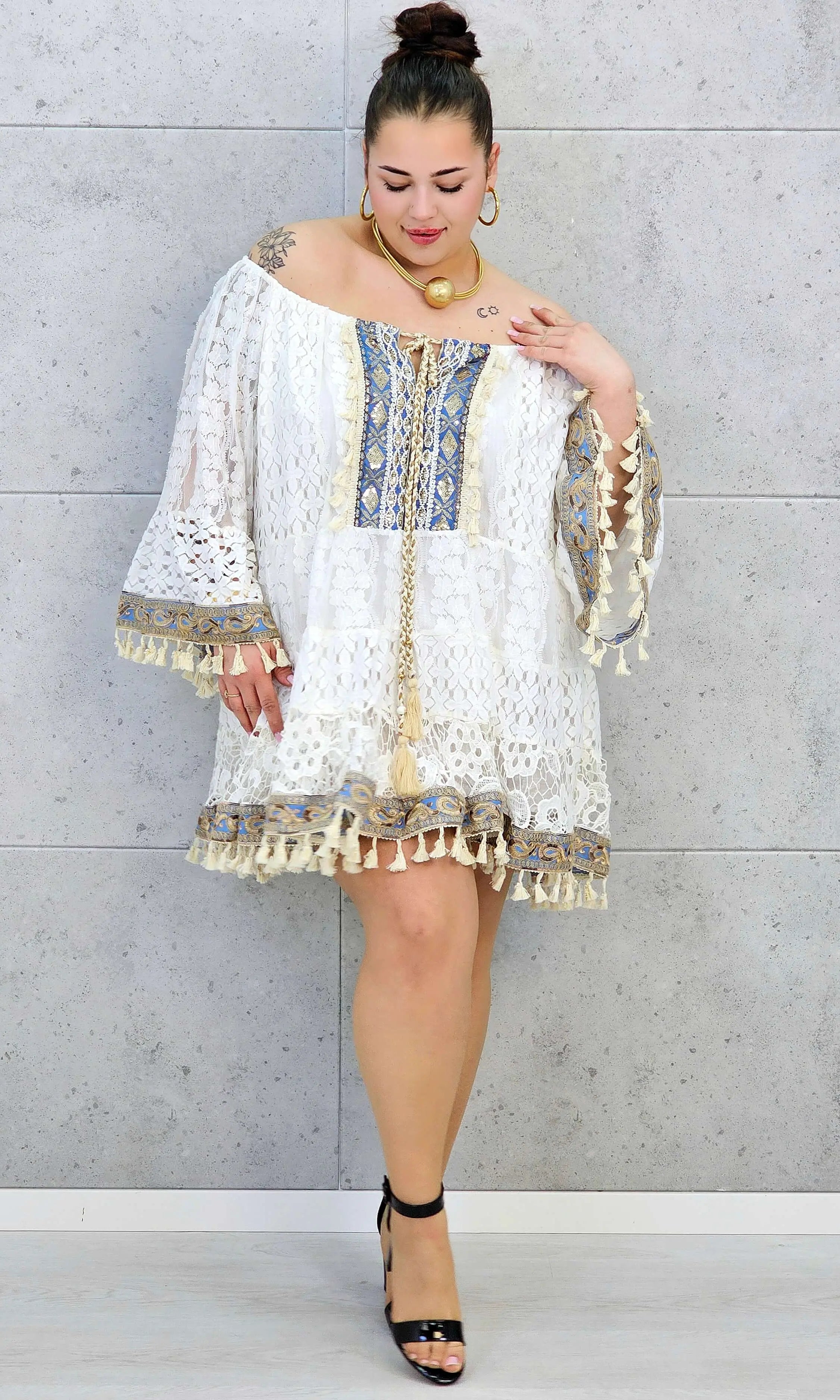Sukienka plus size koronkowa boho z frędzlami – biała Stylowa XL