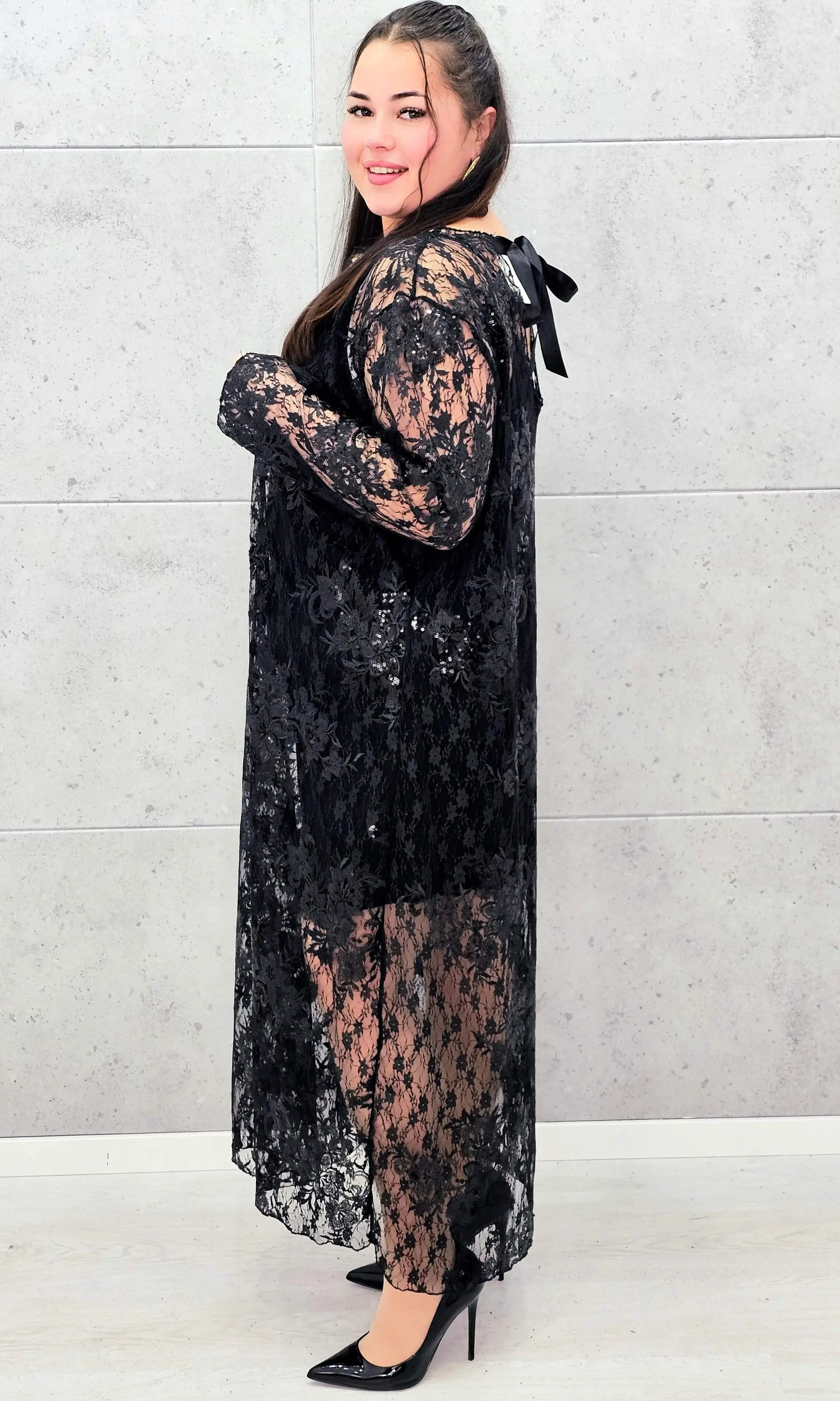 Sukienka plus size koronkowa czarna z cekinami – elegancka moda plus size Stylowa XL