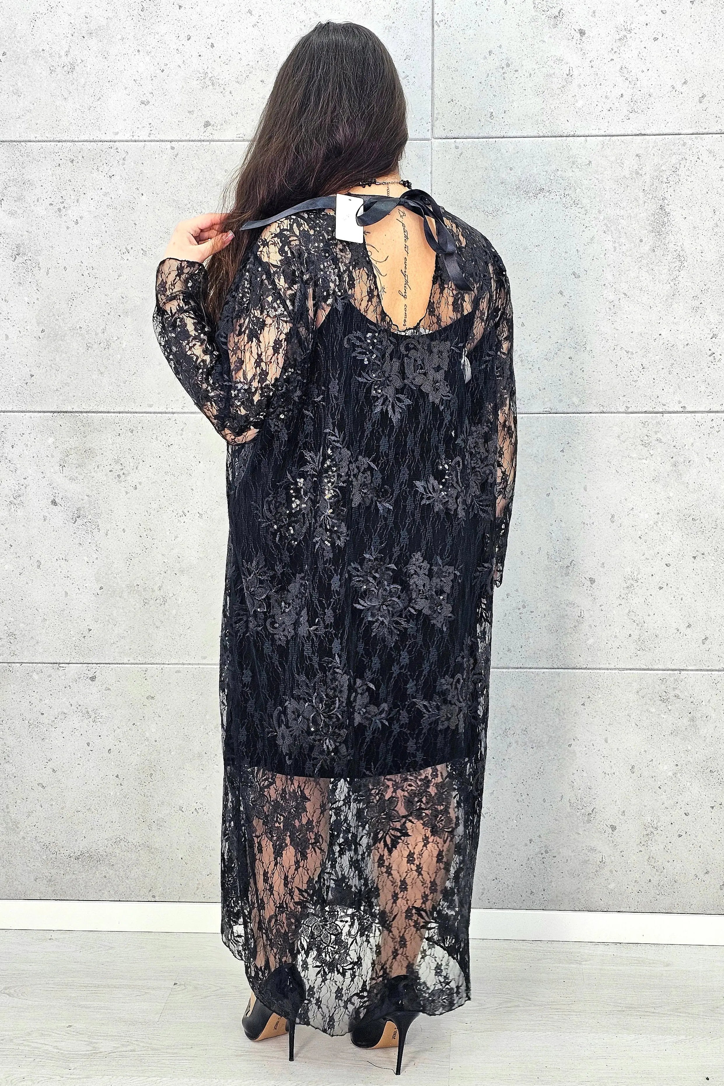 Sukienka plus size koronkowa czarna z cekinami – elegancka moda plus size Stylowa XL