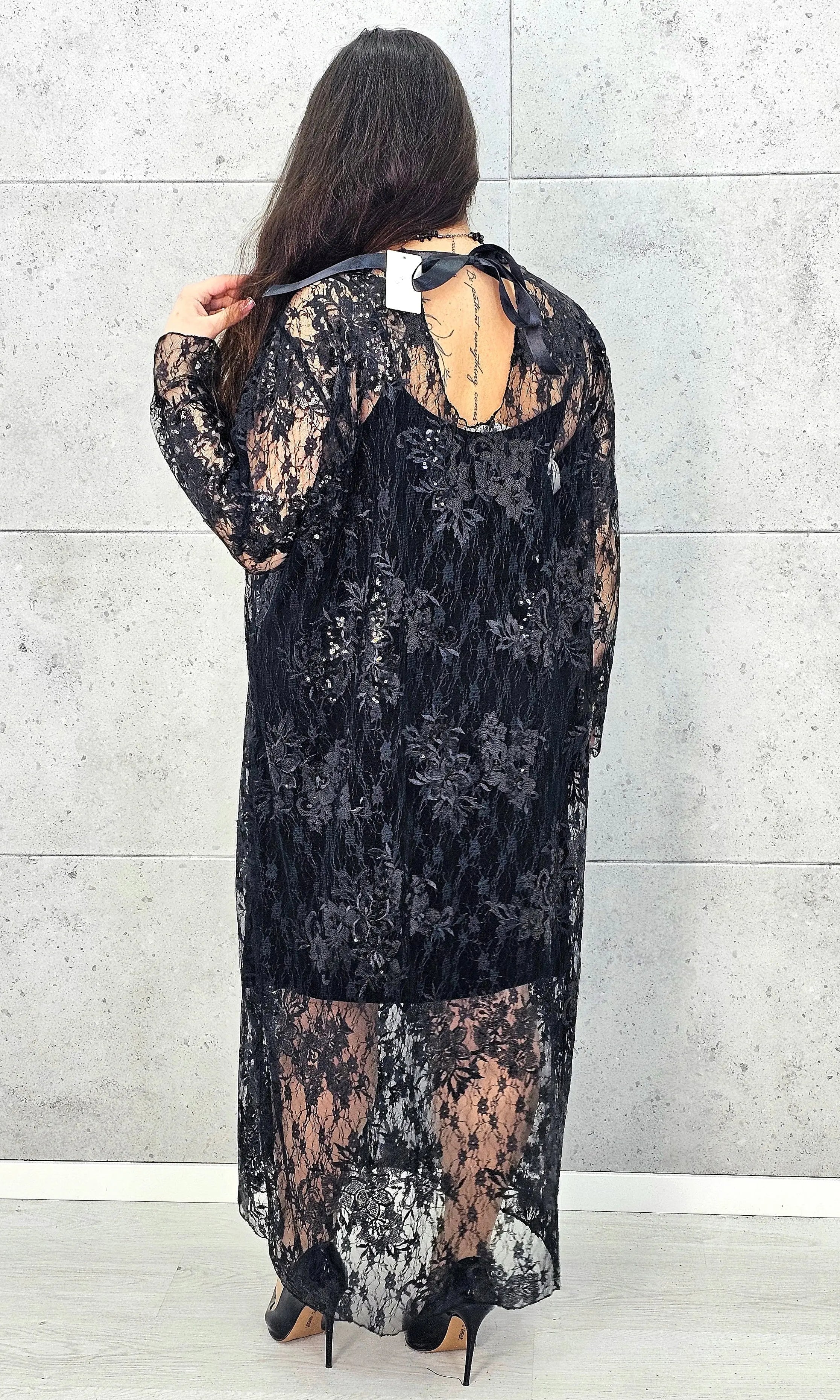 Sukienka plus size koronkowa czarna z cekinami – elegancka moda plus size Stylowa XL