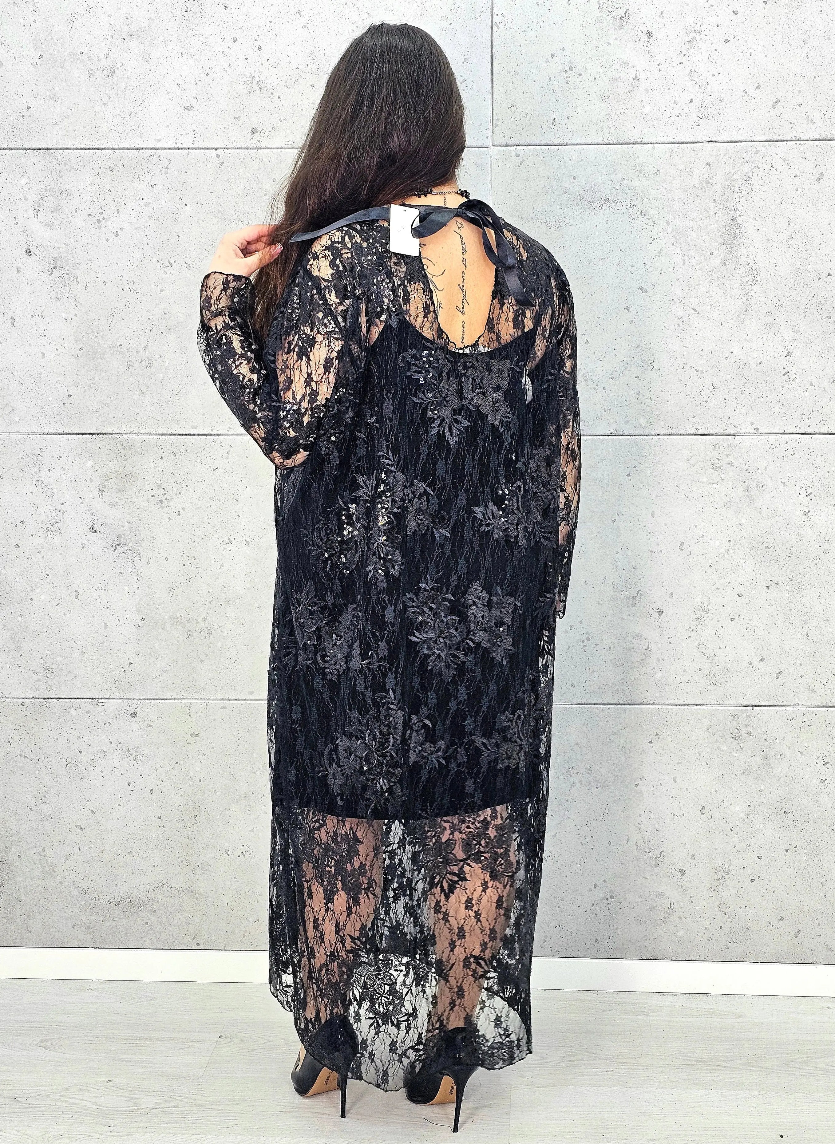 Sukienka plus size koronkowa czarna z cekinami – elegancka moda plus size Stylowa XL