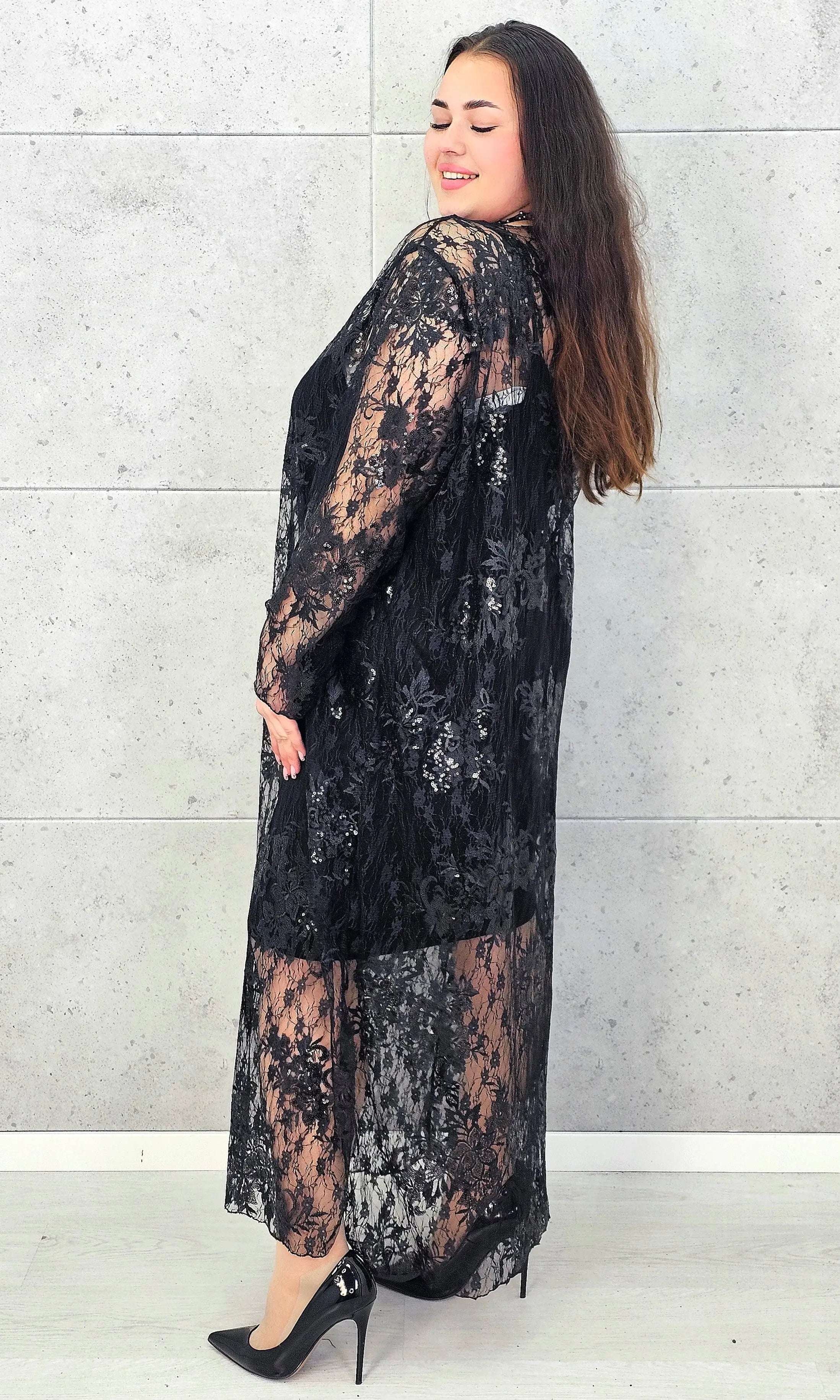 Sukienka plus size koronkowa czarna z cekinami – elegancka moda plus size Stylowa XL