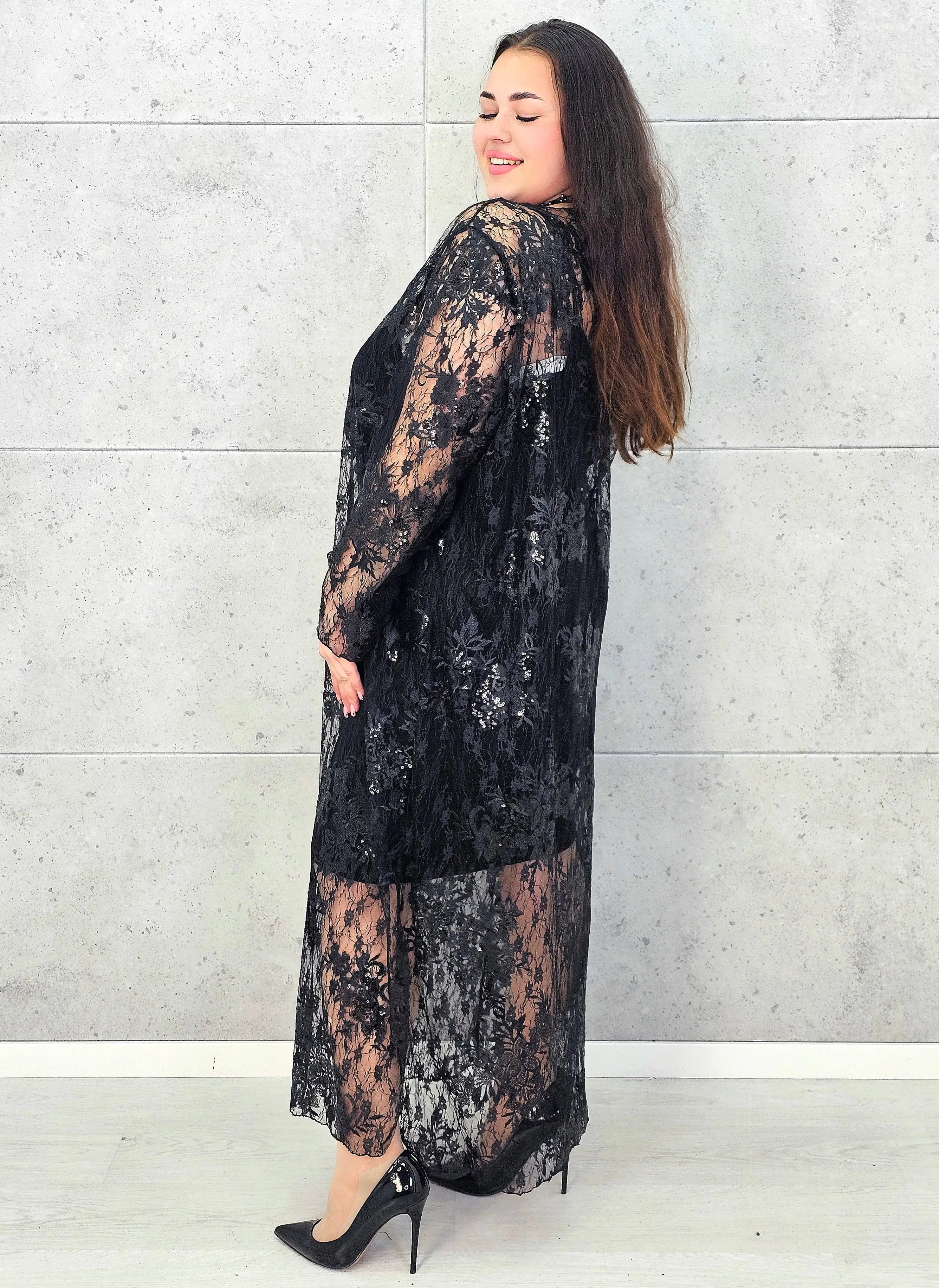 Sukienka plus size koronkowa czarna z cekinami – elegancka moda plus size Stylowa XL