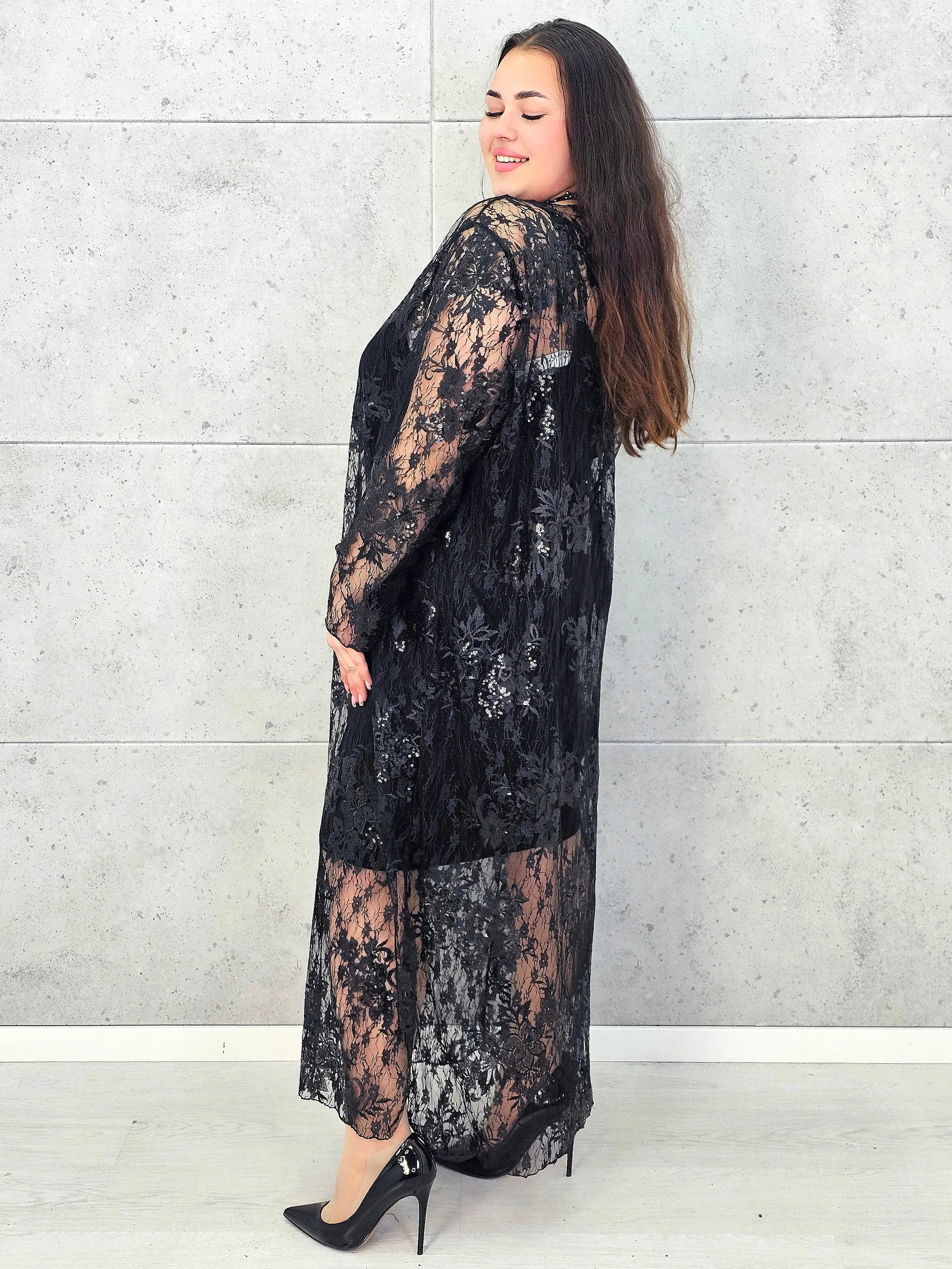 Sukienka plus size koronkowa czarna z cekinami – elegancka moda plus size Stylowa XL