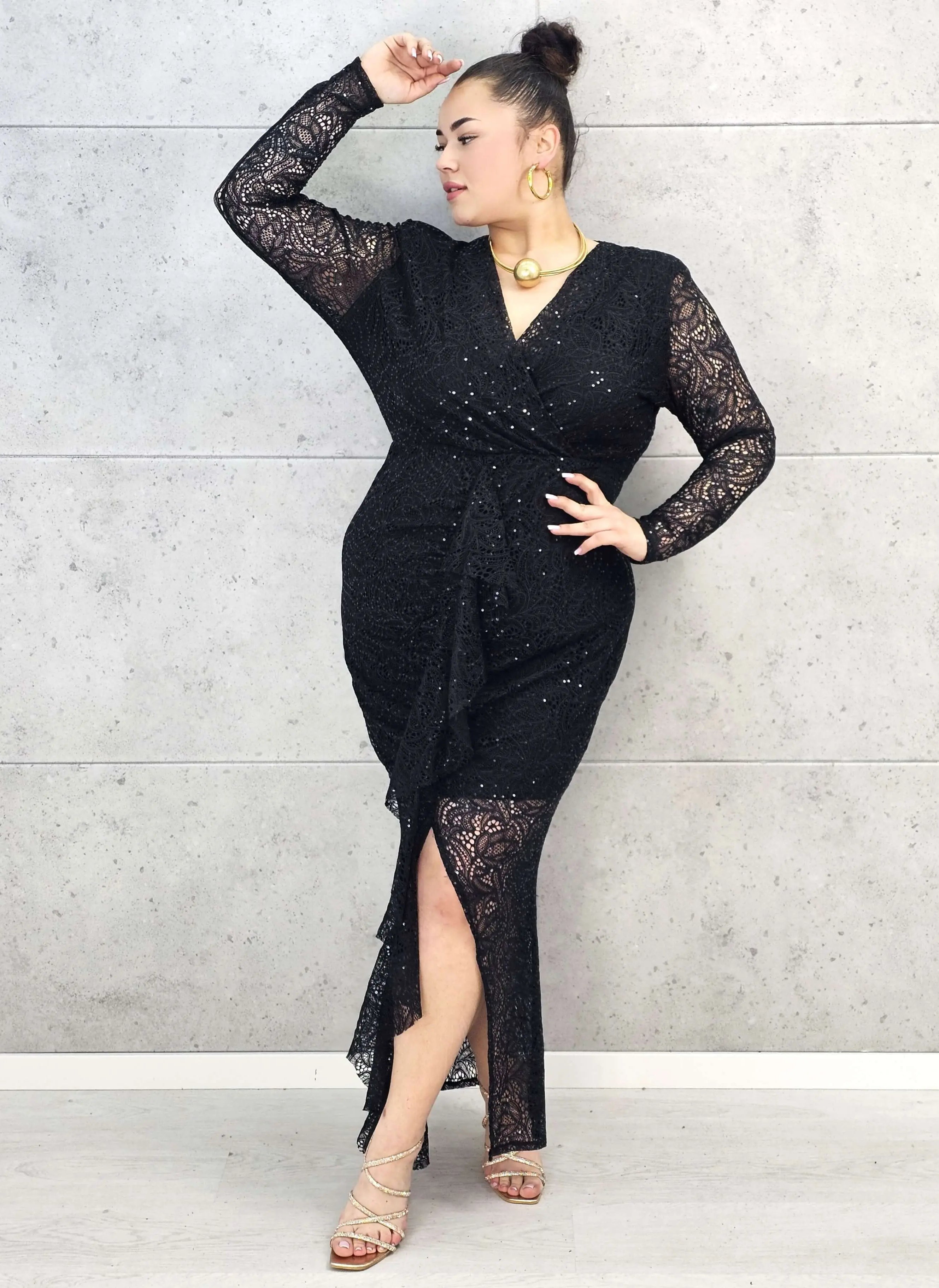 Sukienka plus size koronkowa maxi z połyskiem – elegancja na wyjątkowe okazje Stylowa XL