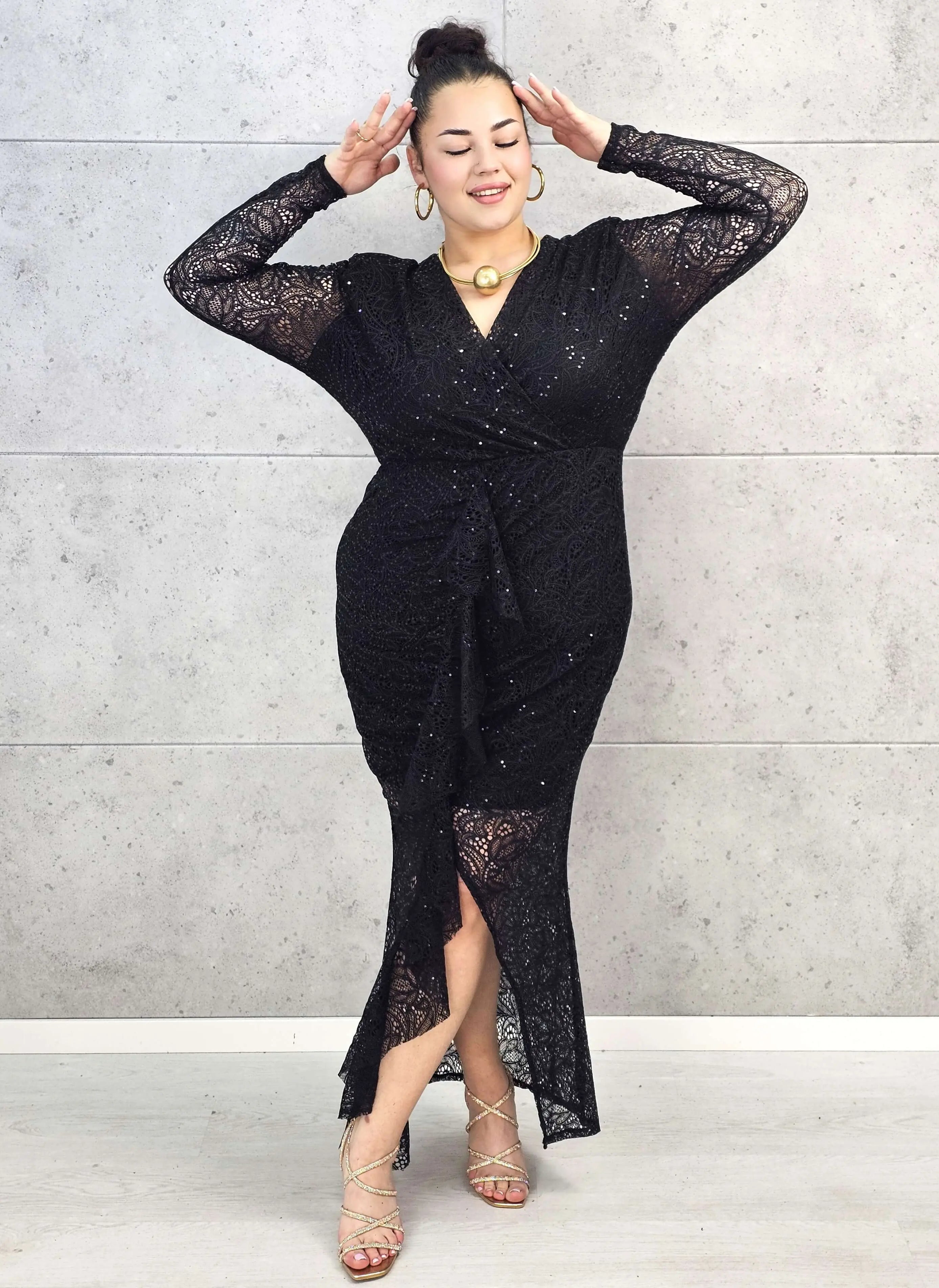 Sukienka plus size koronkowa maxi z połyskiem – elegancja na wyjątkowe okazje Stylowa XL
