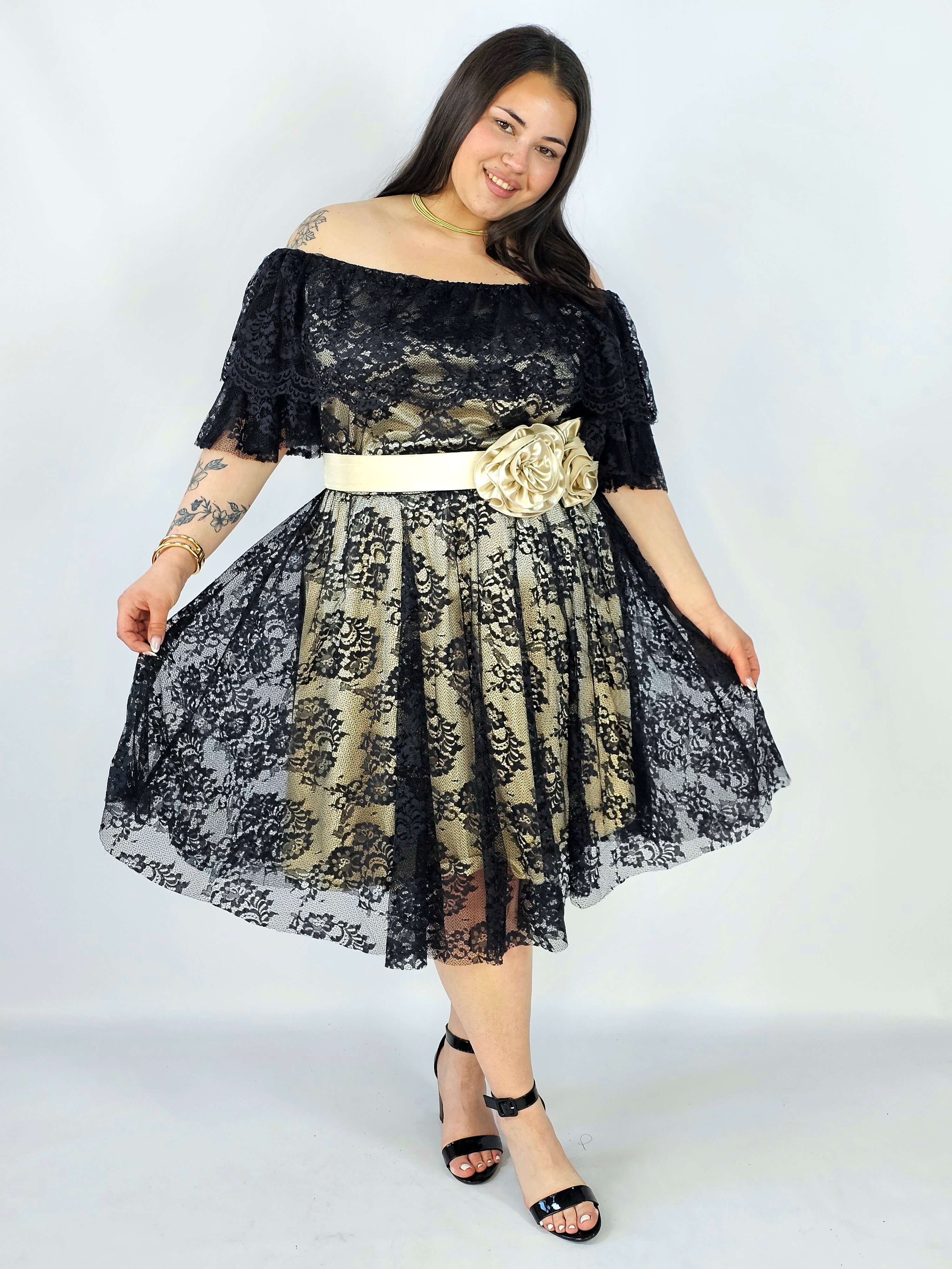 Sukienka plus size koronkowa z paskiem – elegancja i kobiecość w stylu XXL Stylowa XL