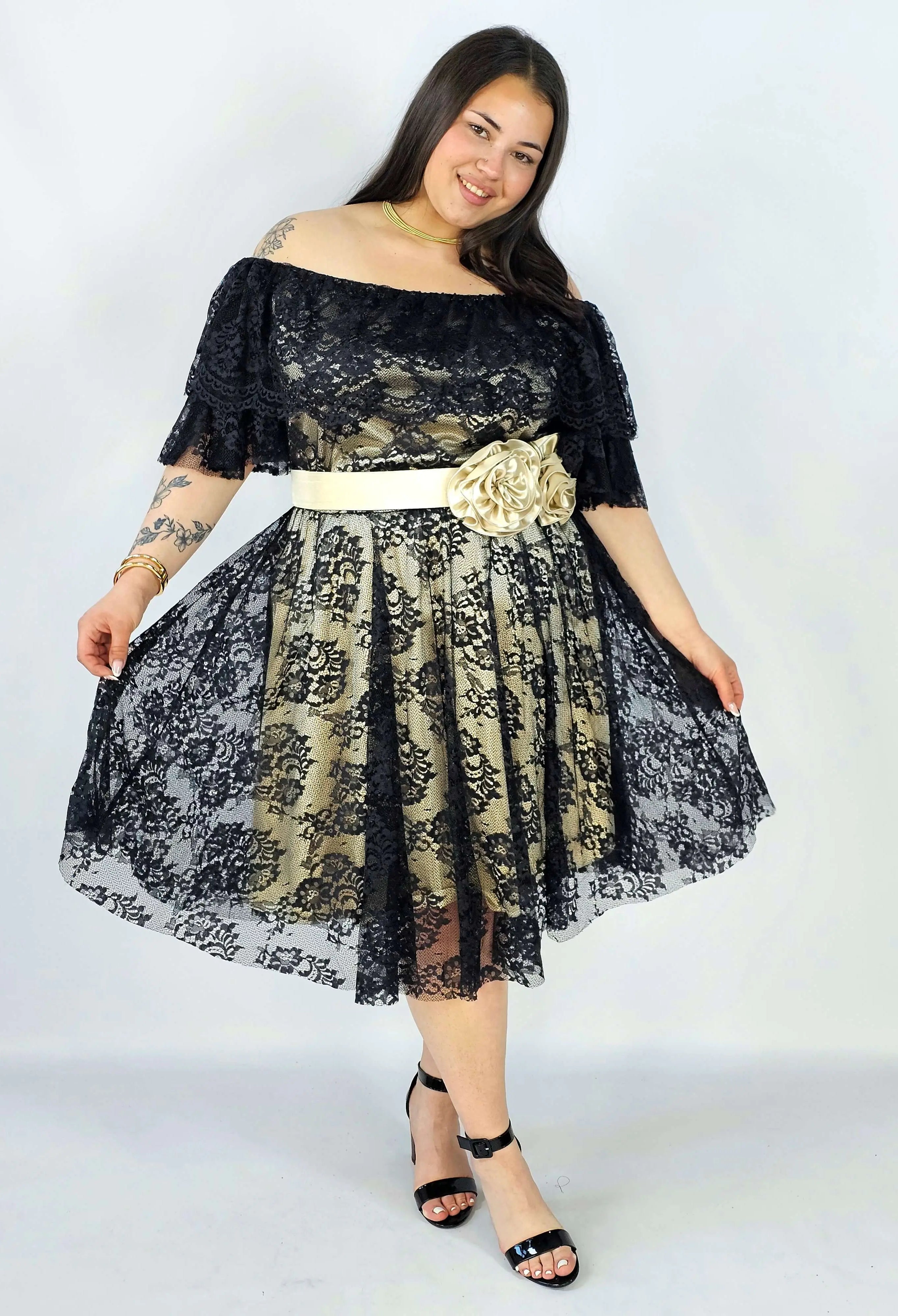 Sukienka plus size koronkowa z paskiem – elegancja i kobiecość w stylu XXL Stylowa XL