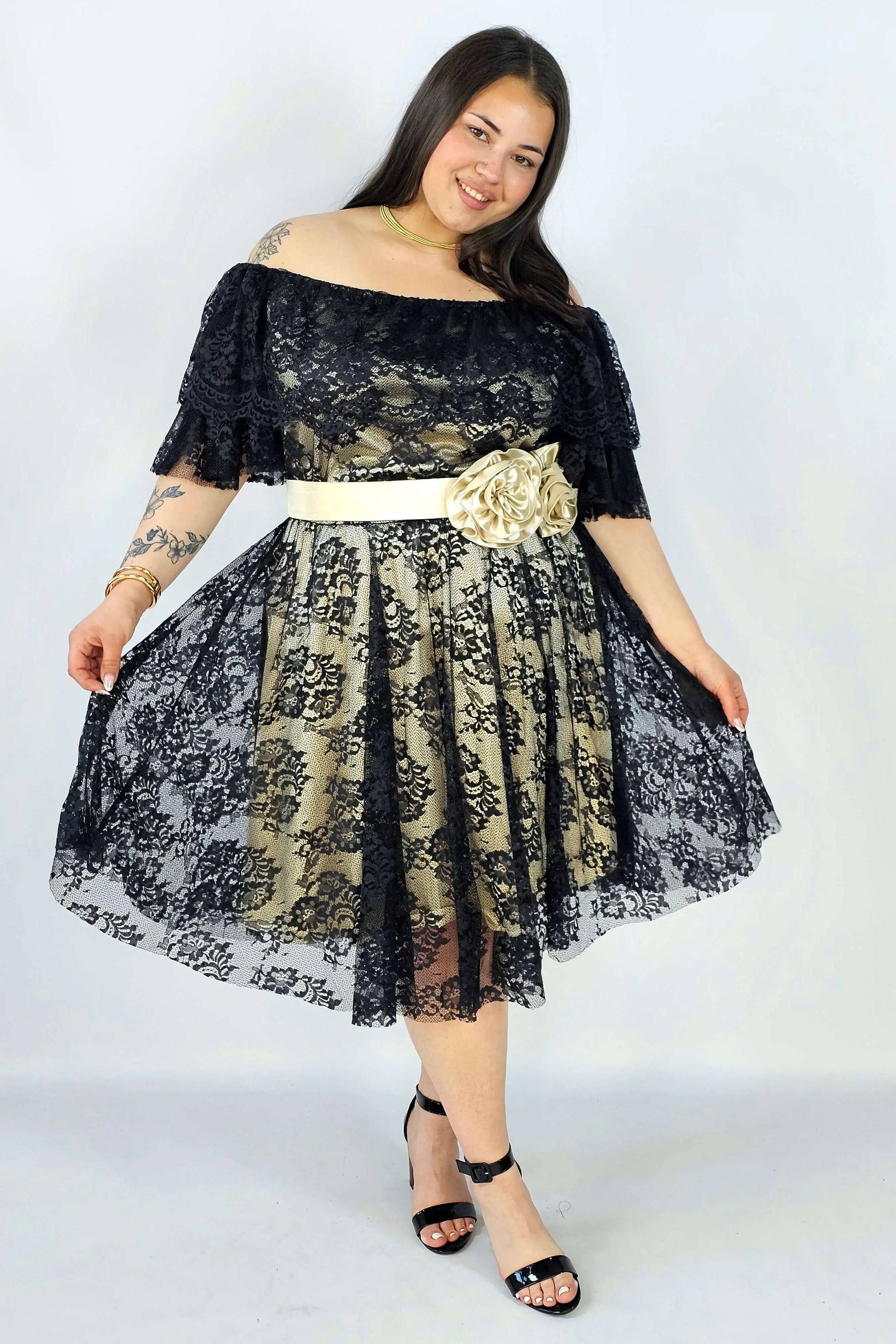 Sukienka plus size koronkowa z paskiem – elegancja i kobiecość w stylu XXL Stylowa XL