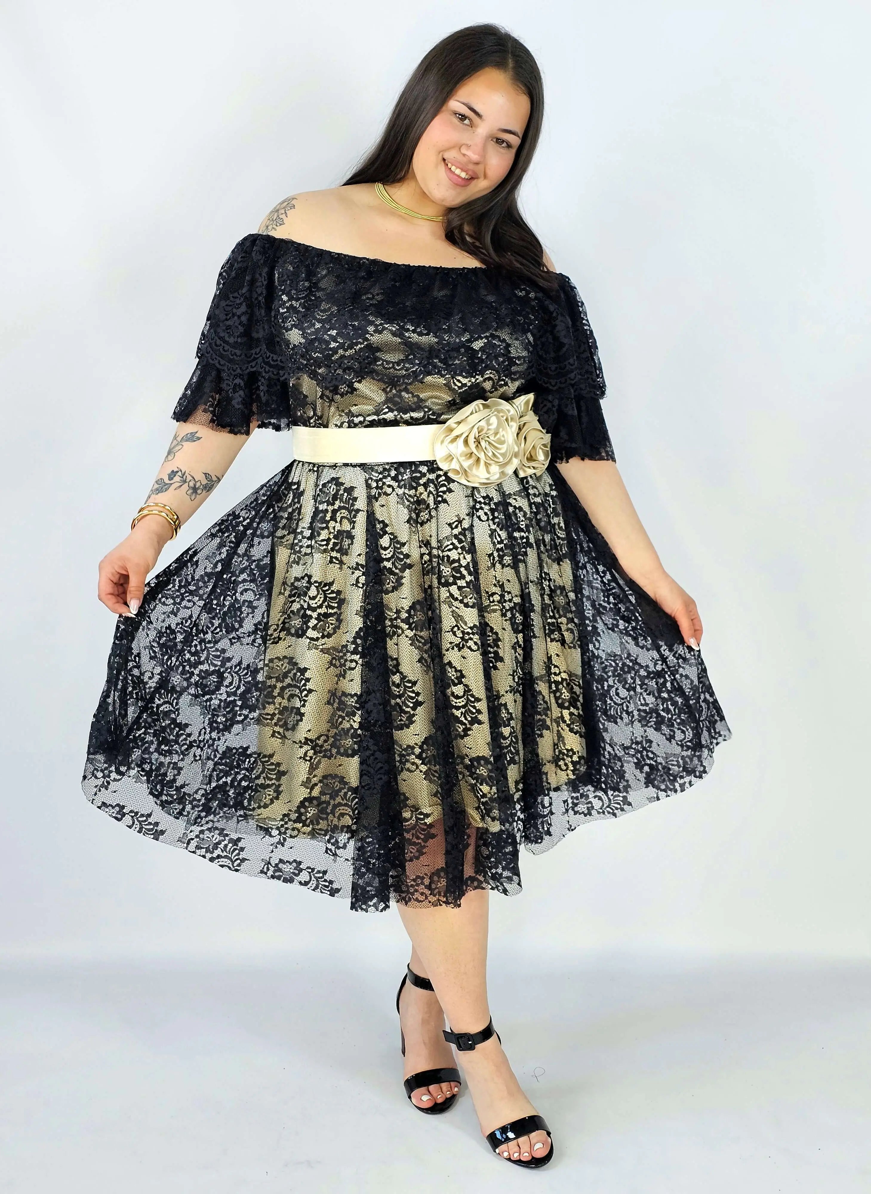 Sukienka plus size koronkowa z paskiem – elegancja i kobiecość w stylu XXL Stylowa XL