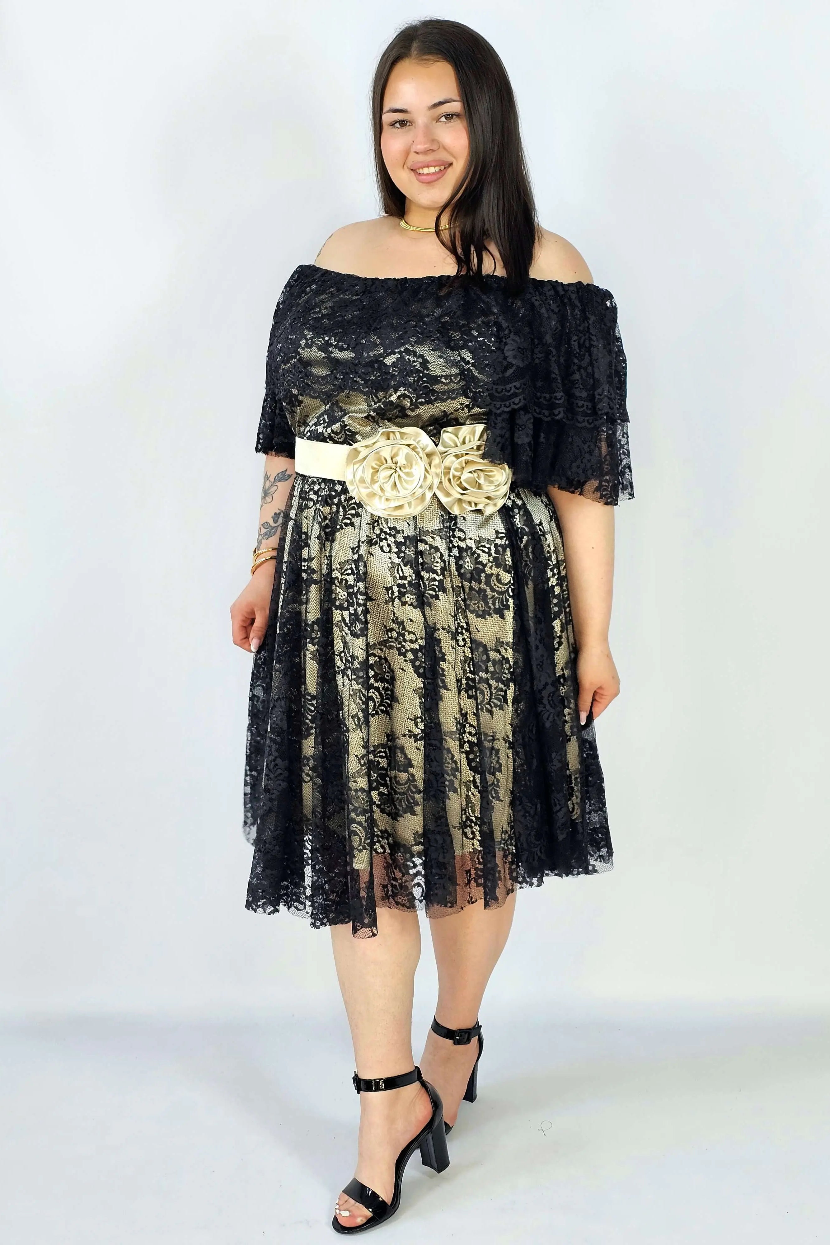 Sukienka plus size koronkowa z paskiem – elegancja i kobiecość w stylu XXL Stylowa XL