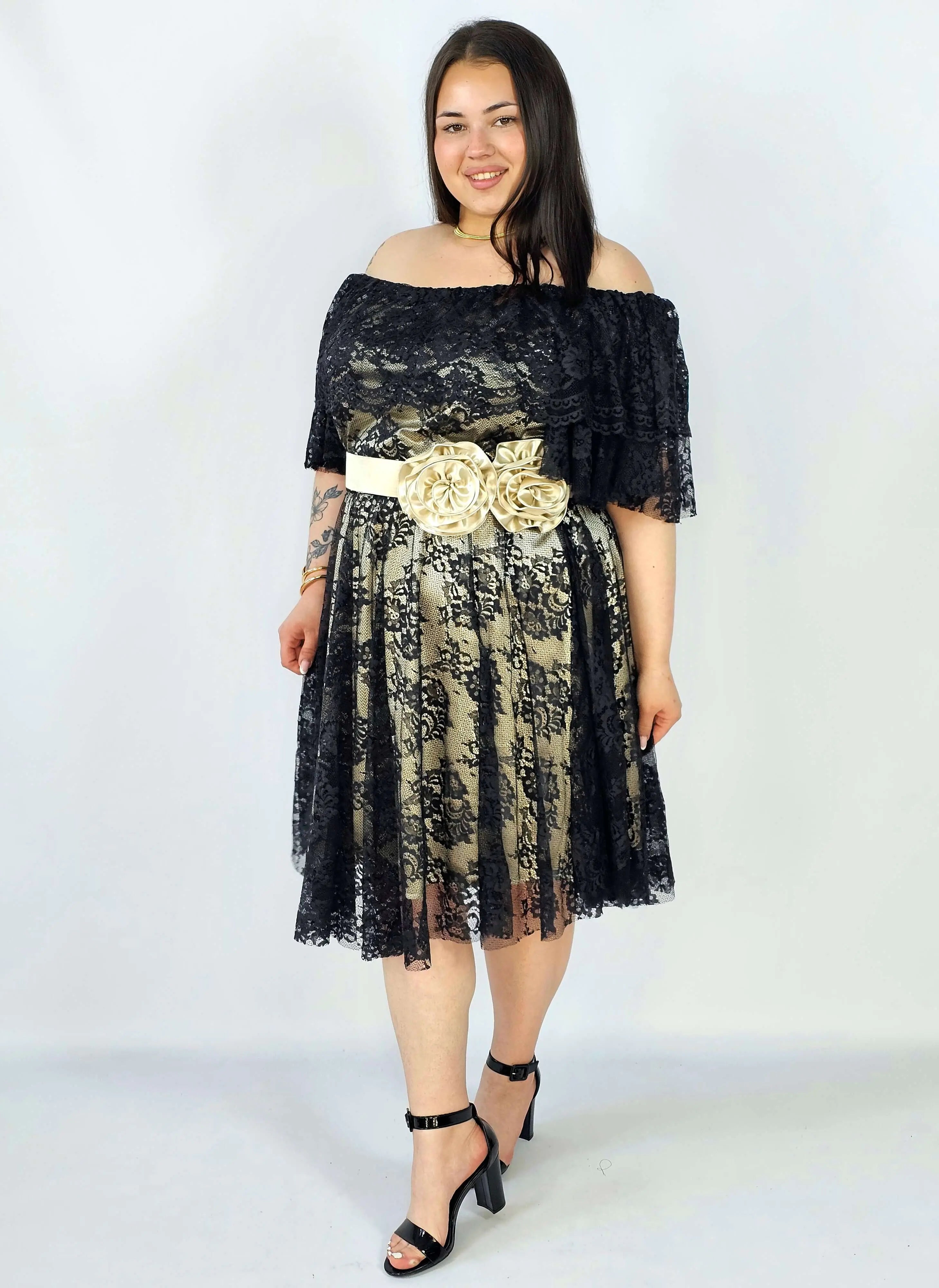 Sukienka plus size koronkowa z paskiem – elegancja i kobiecość w stylu XXL Stylowa XL