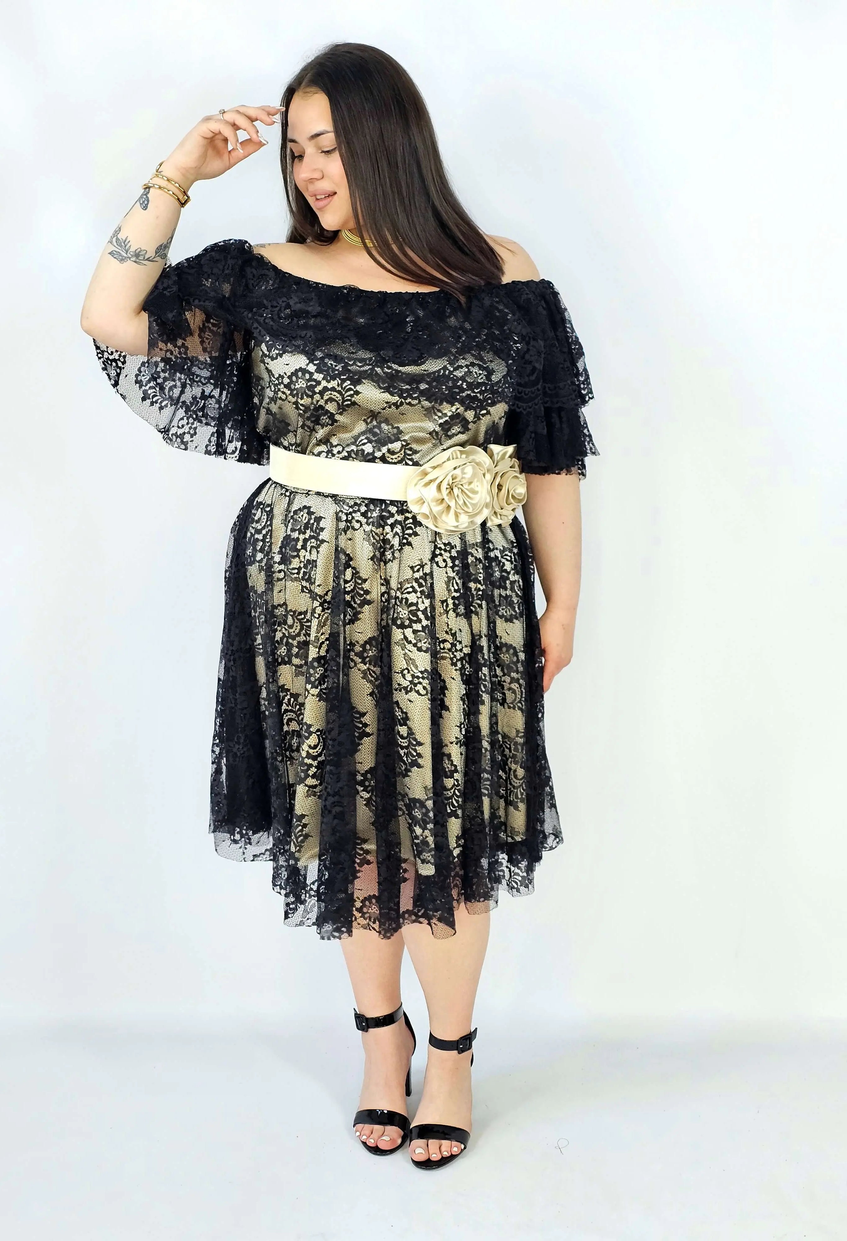 Sukienka plus size koronkowa z paskiem – elegancja i kobiecość w stylu XXL Stylowa XL