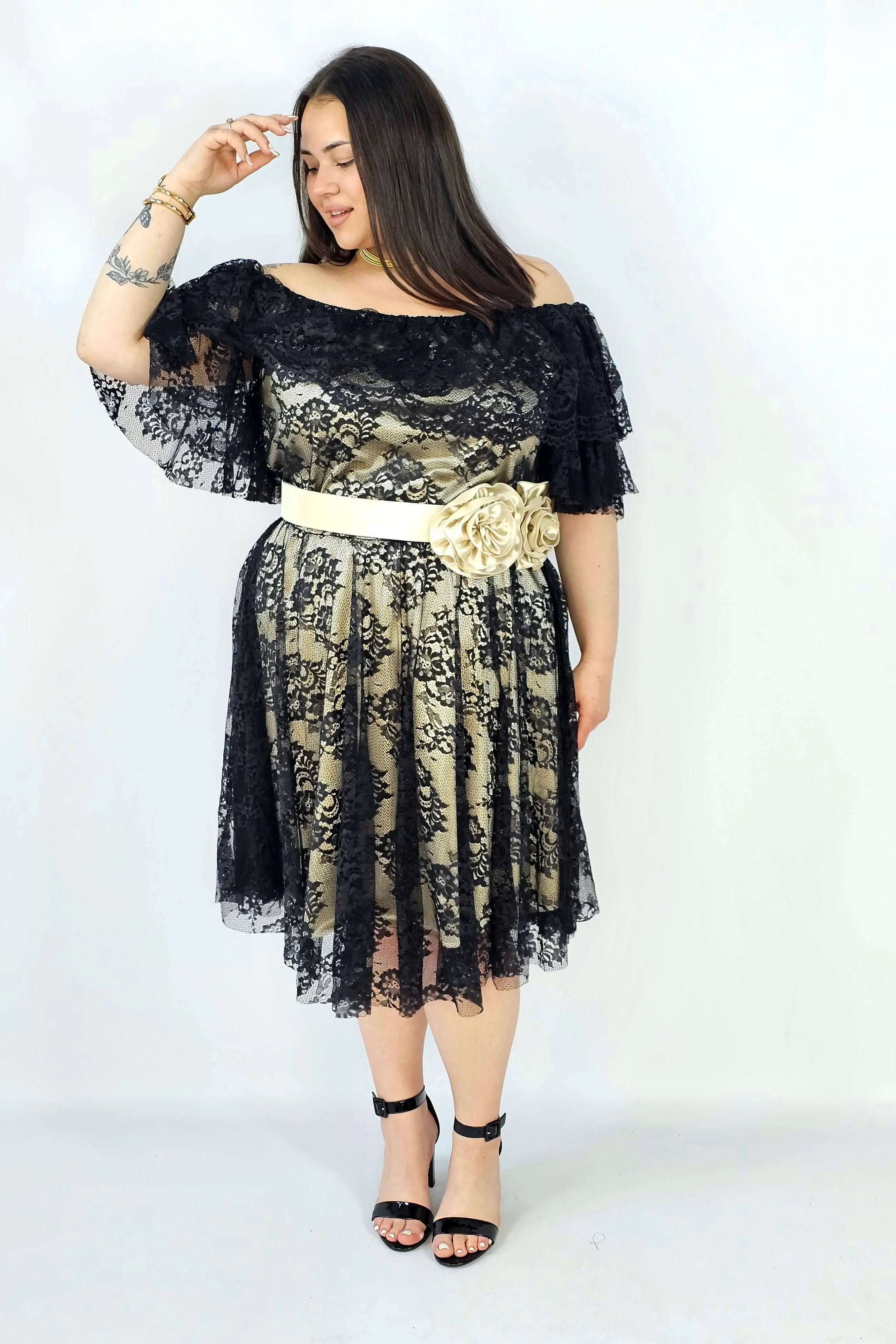 Sukienka plus size koronkowa z paskiem – elegancja i kobiecość w stylu XXL Stylowa XL