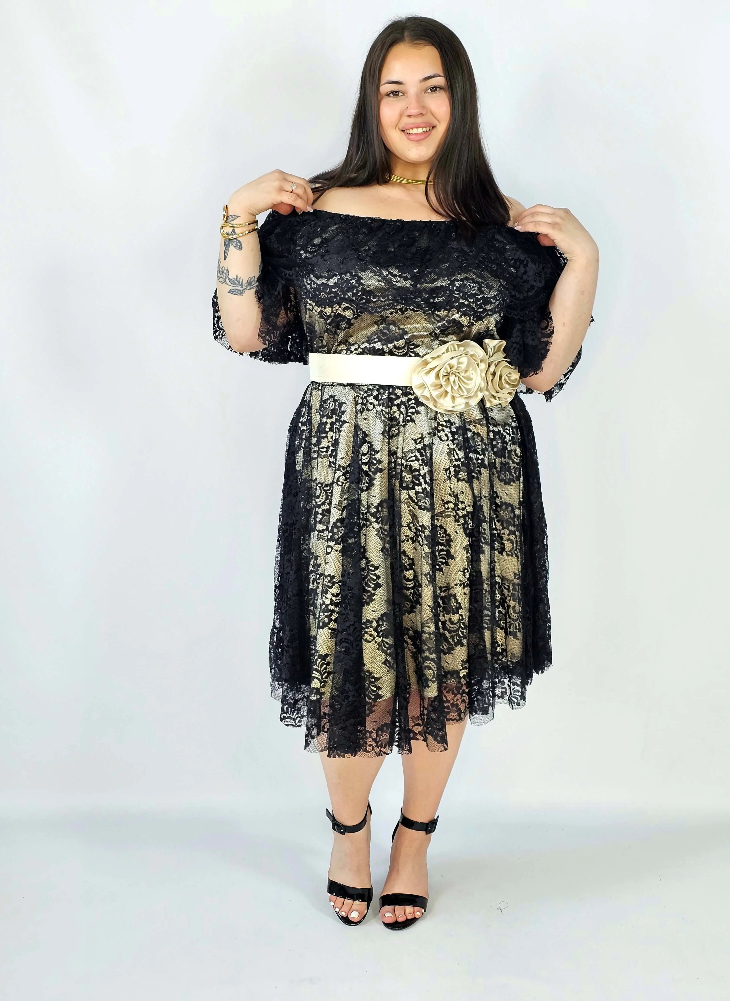 Sukienka plus size koronkowa z paskiem – elegancja i kobiecość w stylu XXL Stylowa XL