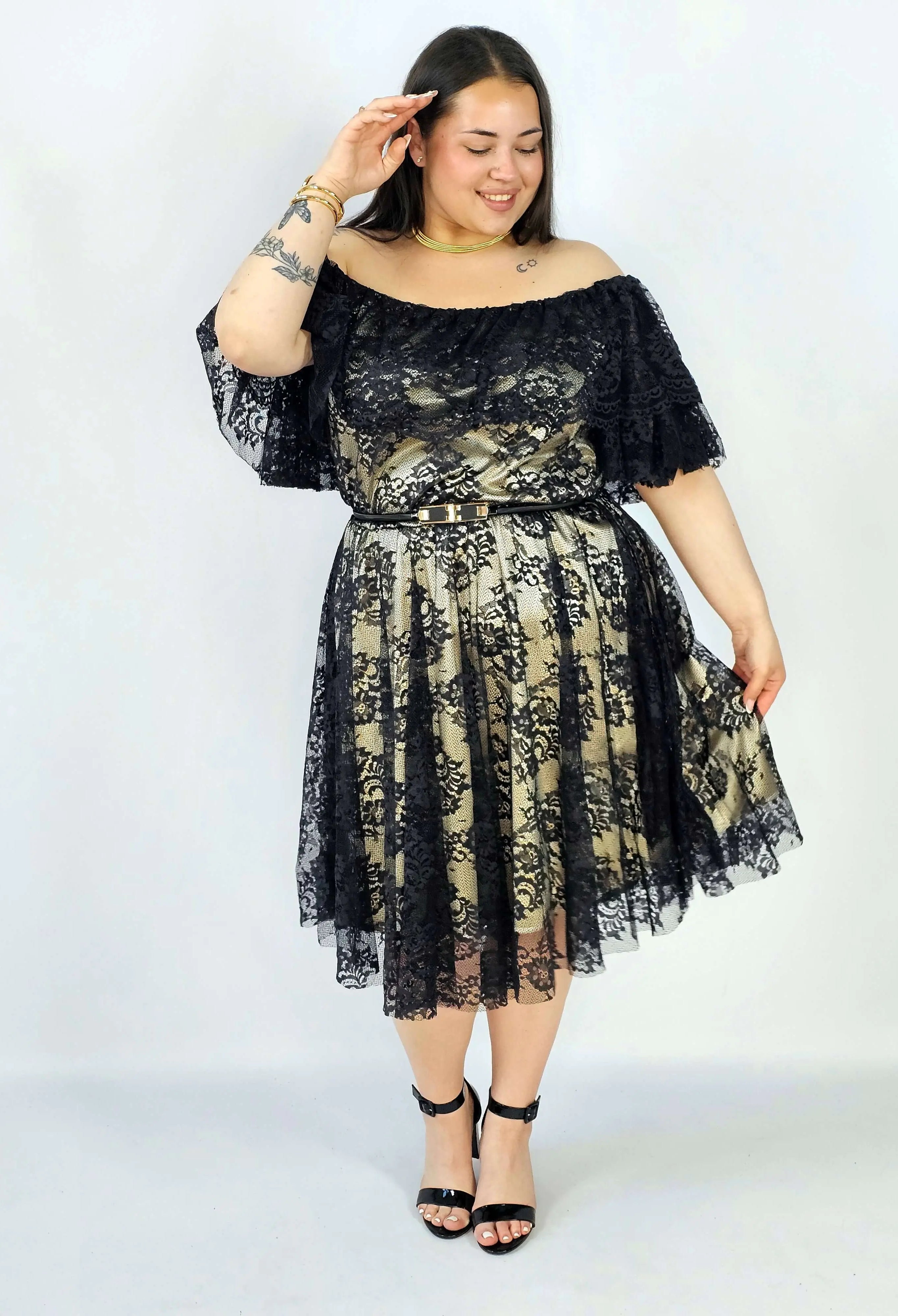 Sukienka plus size koronkowa z paskiem – elegancja i kobiecość w stylu XXL Stylowa XL
