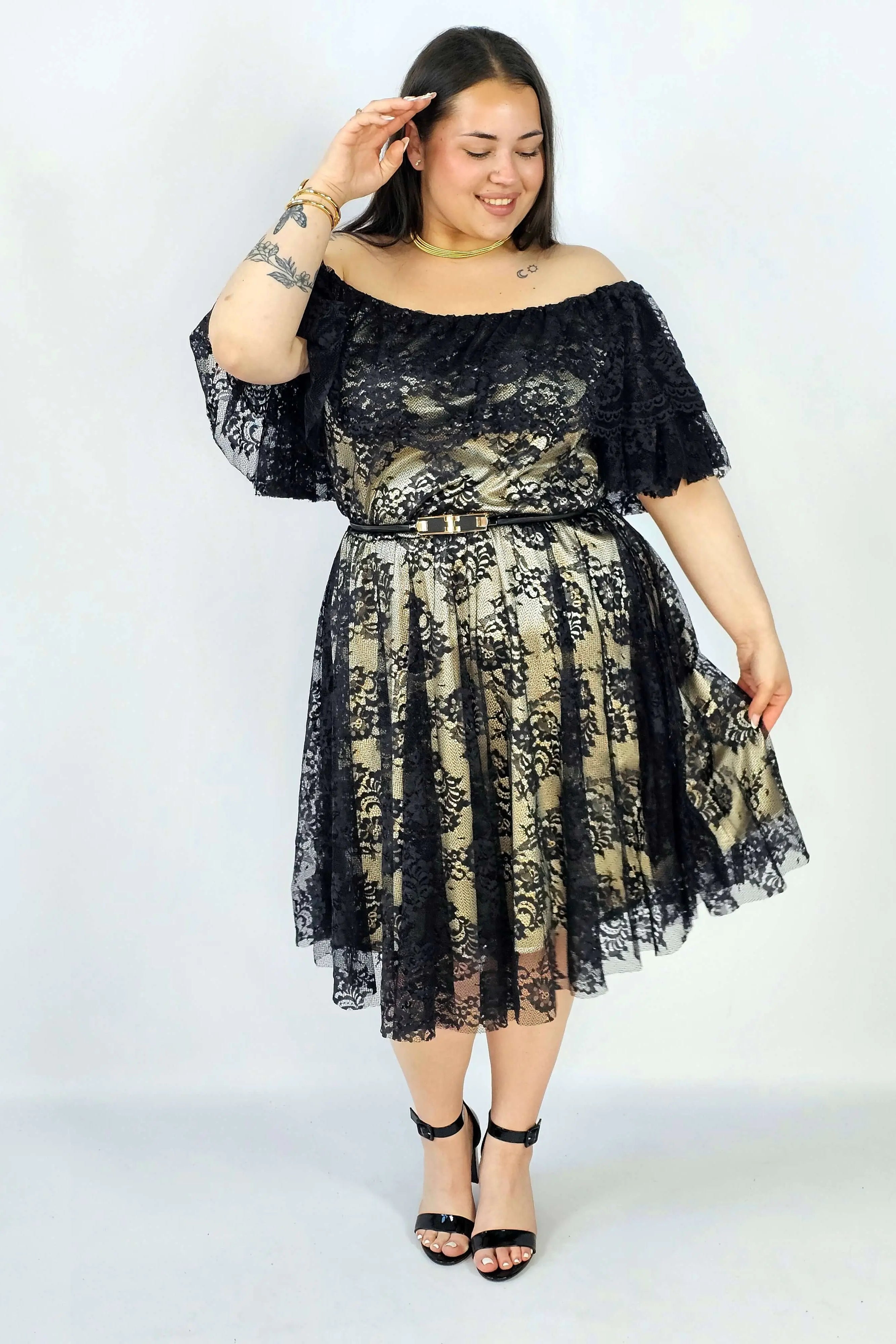 Sukienka plus size koronkowa z paskiem – elegancja i kobiecość w stylu XXL Stylowa XL