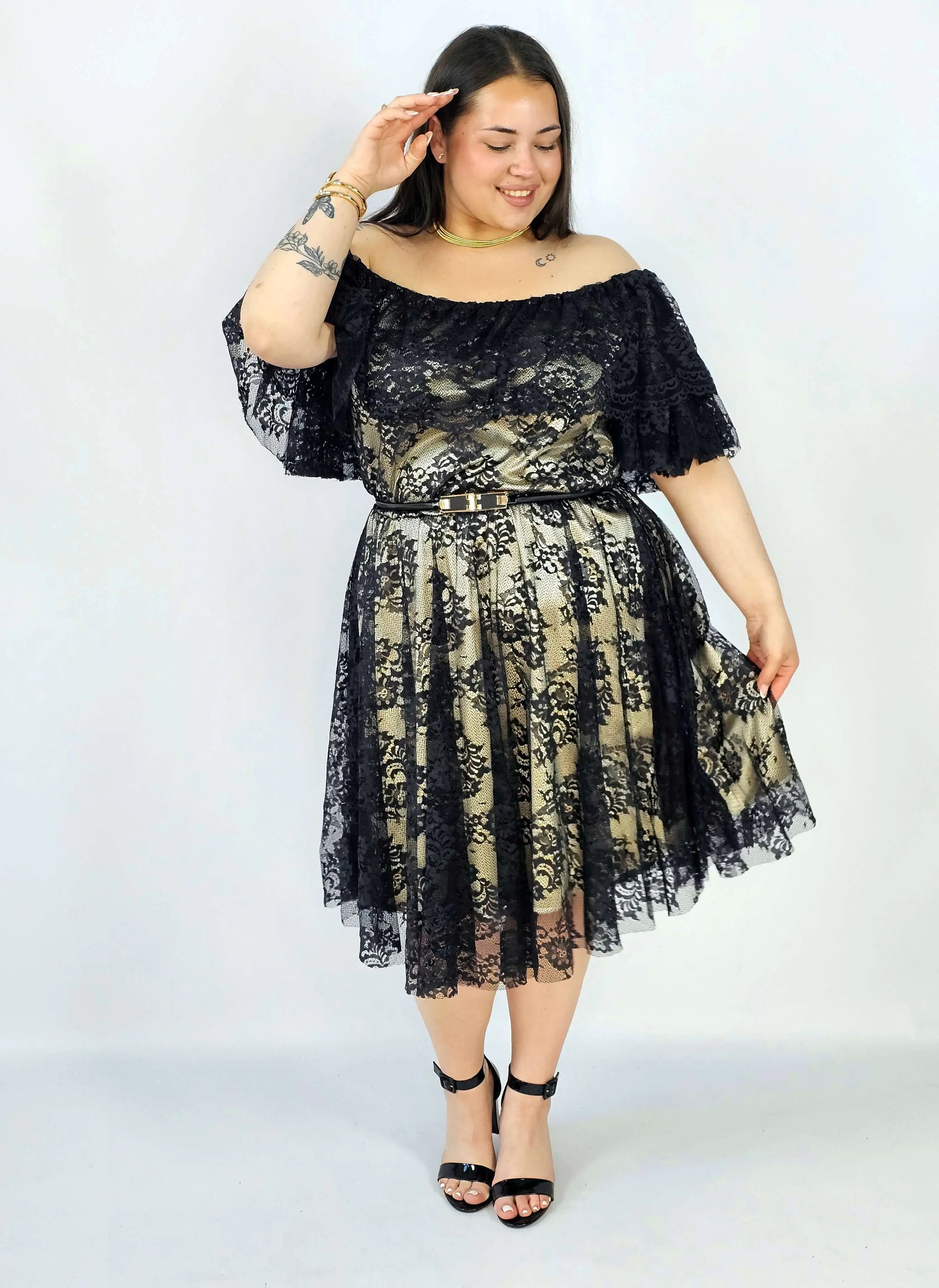 Sukienka plus size koronkowa z paskiem – elegancja i kobiecość w stylu XXL Stylowa XL