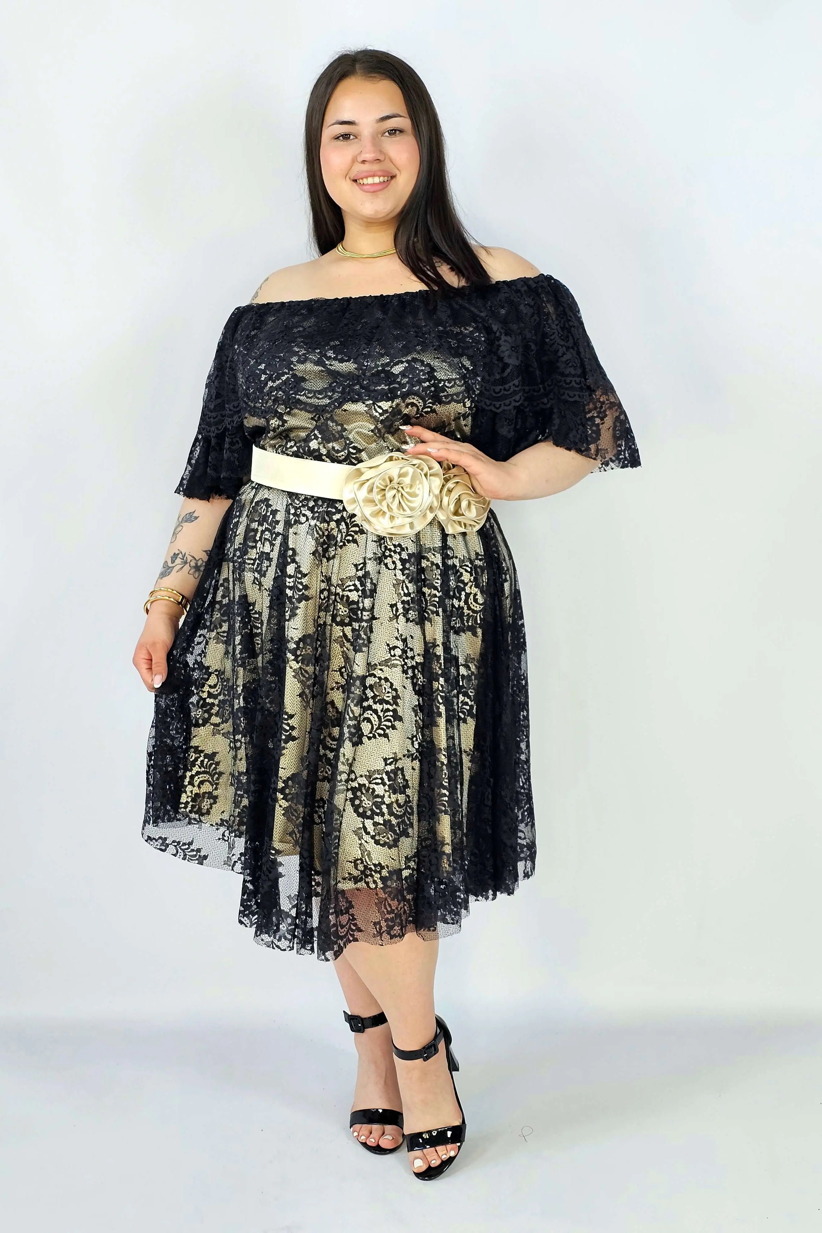 Sukienka plus size koronkowa z paskiem – elegancja i kobiecość w stylu XXL Stylowa XL