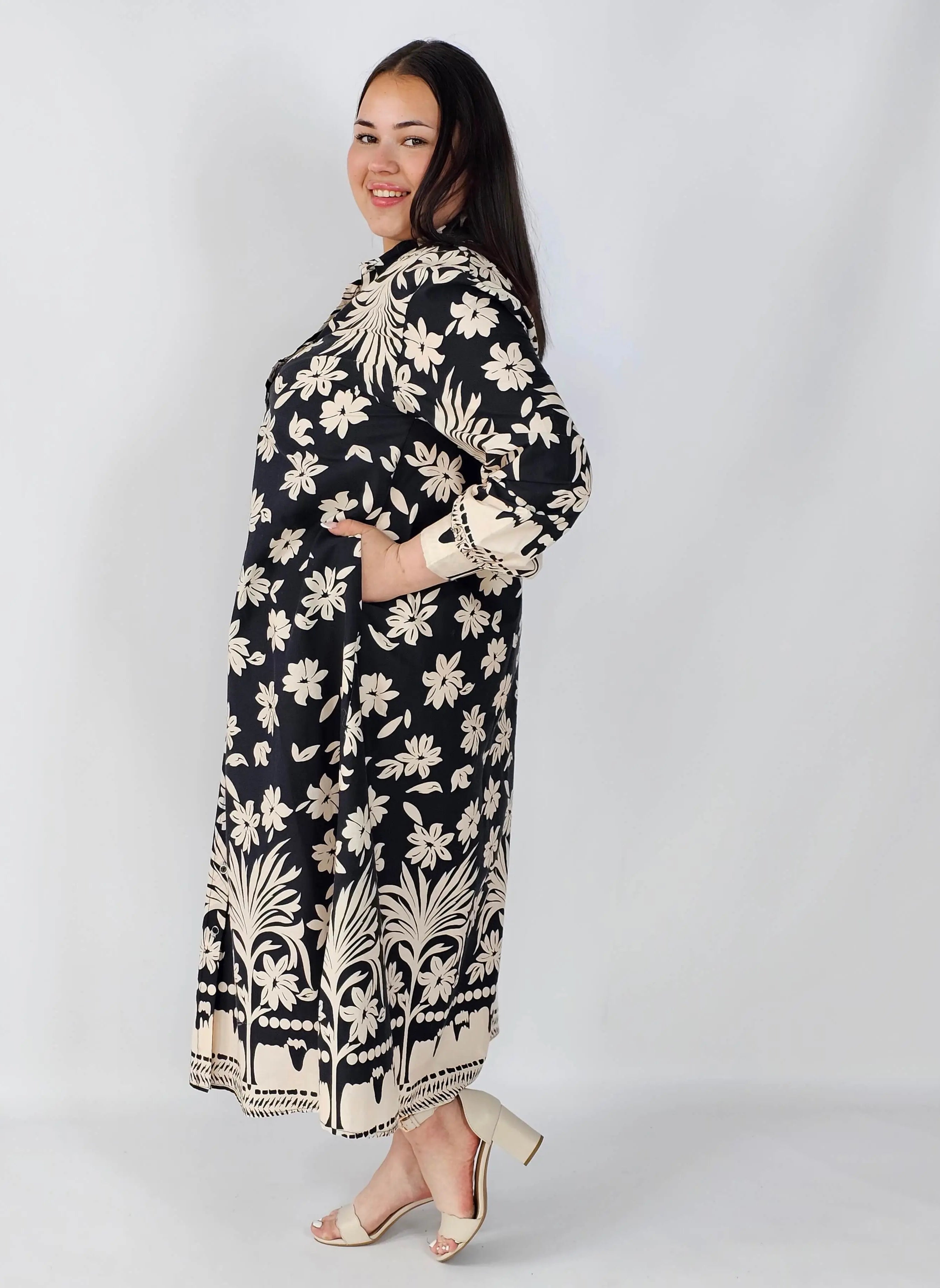 Sukienka plus size koszulowa w kwiatowy wzór – elegancka i wygodna Stylowa XL
