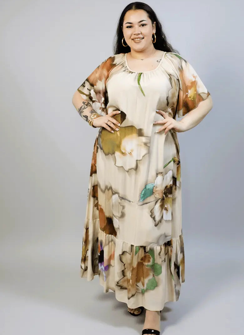 Sukienka plus size maxi beżowa w kwiaty – elegancka sukienka XXL z falbaną Stylowa XL