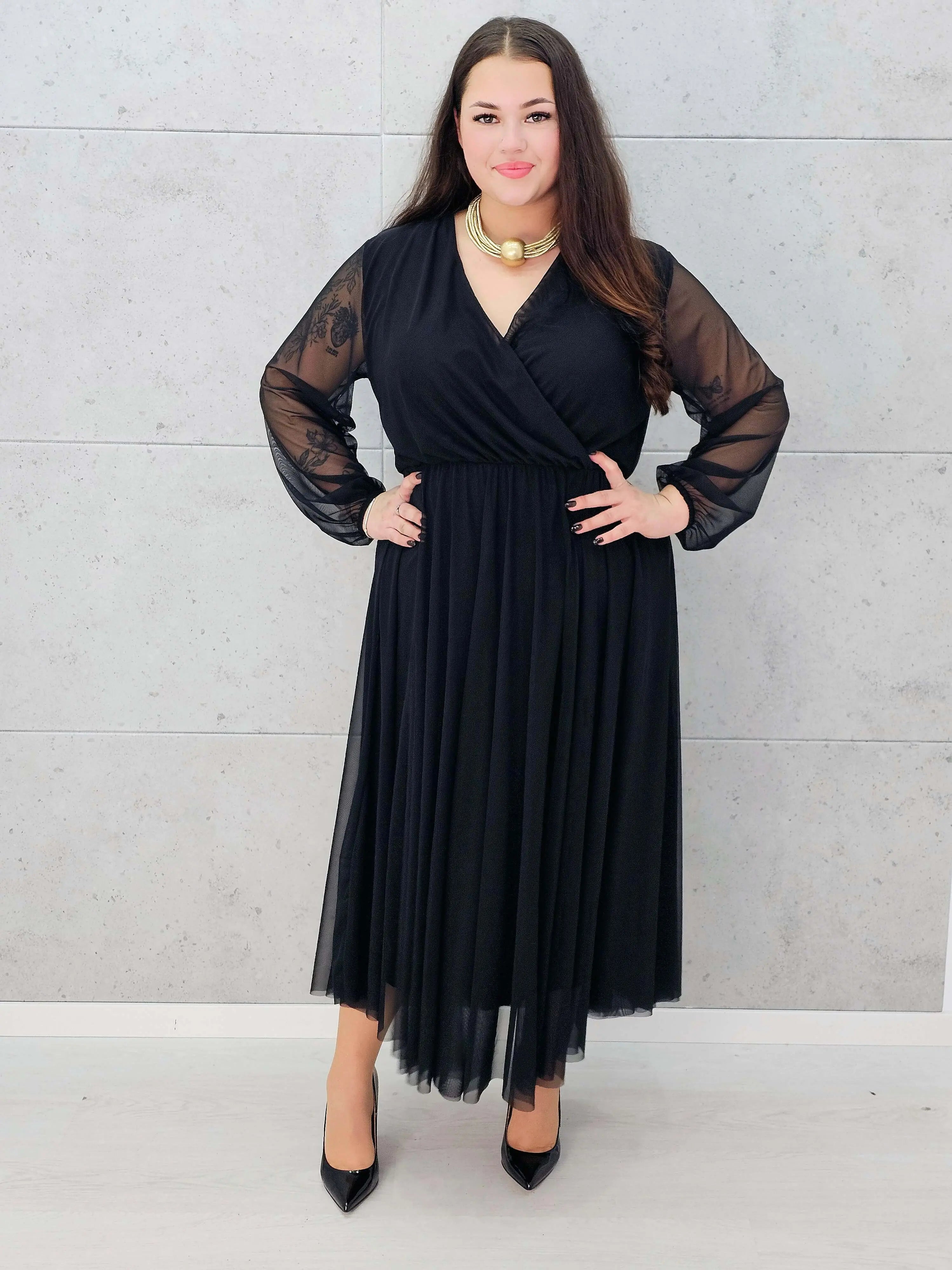 Czarna długa sukienka plus size z tiulem – Stylowa XL