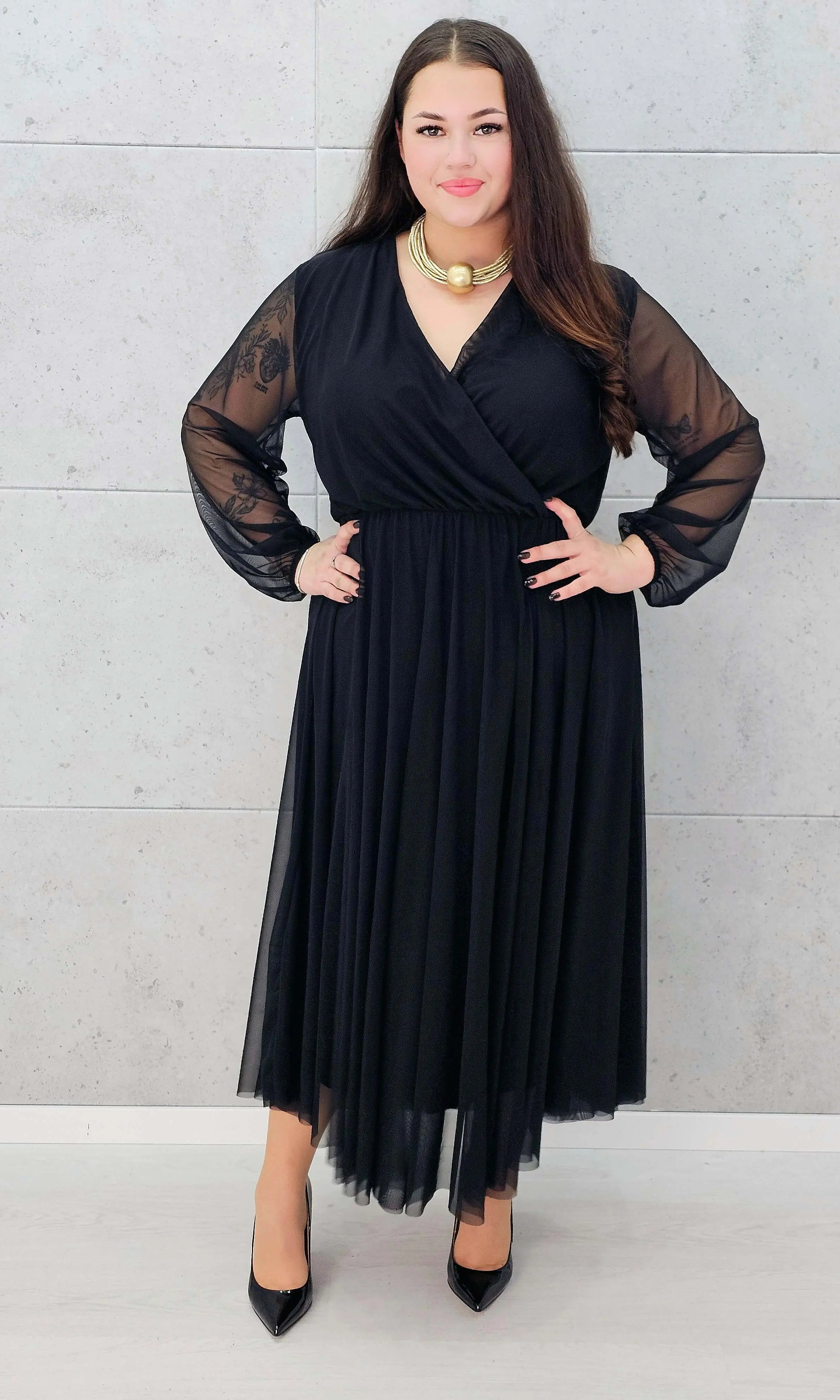 Czarna długa sukienka plus size z tiulem – Stylowa XL