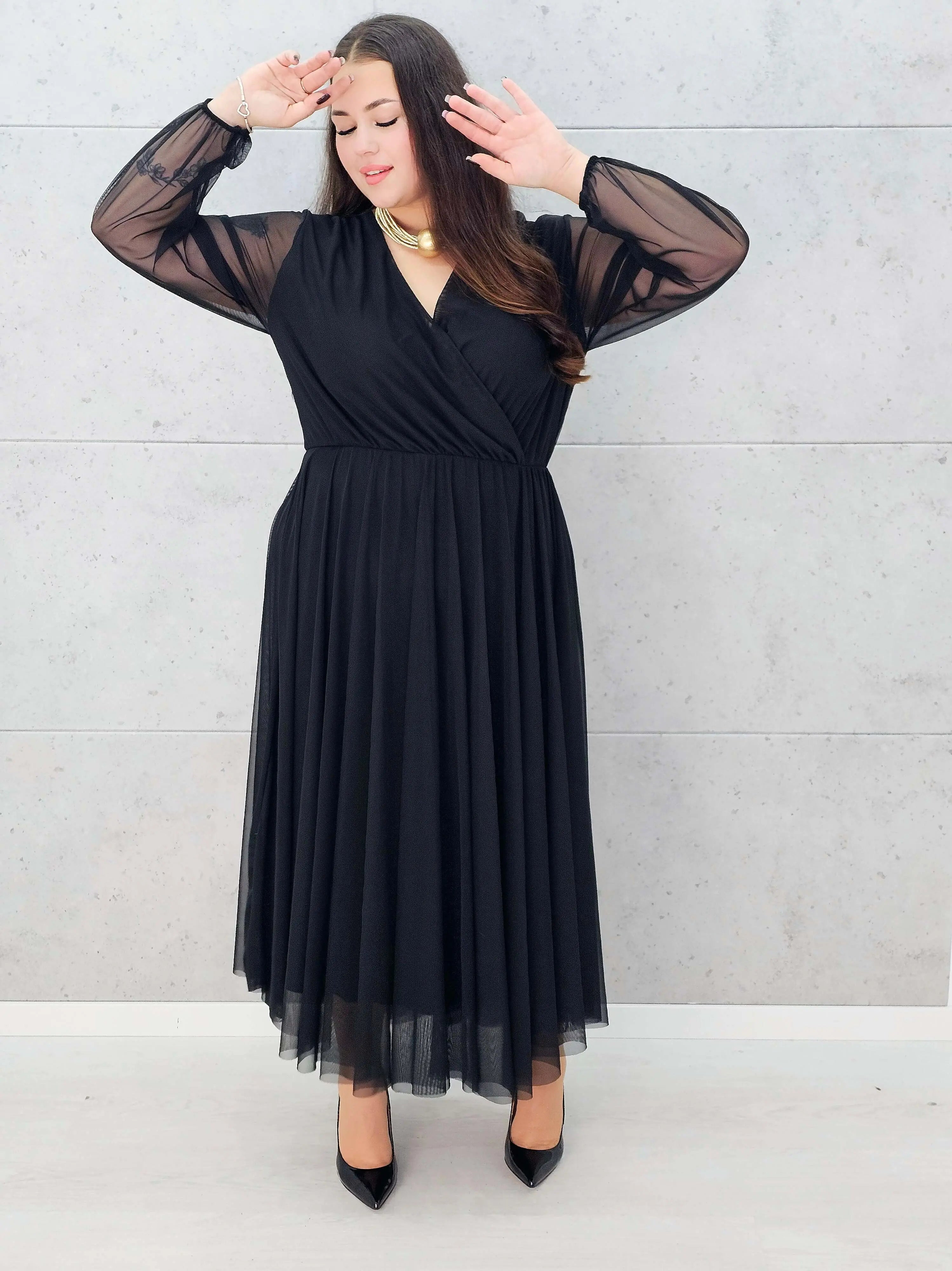 Stylizacja wieczorowa z czarną sukienką maxi Stylowa XL