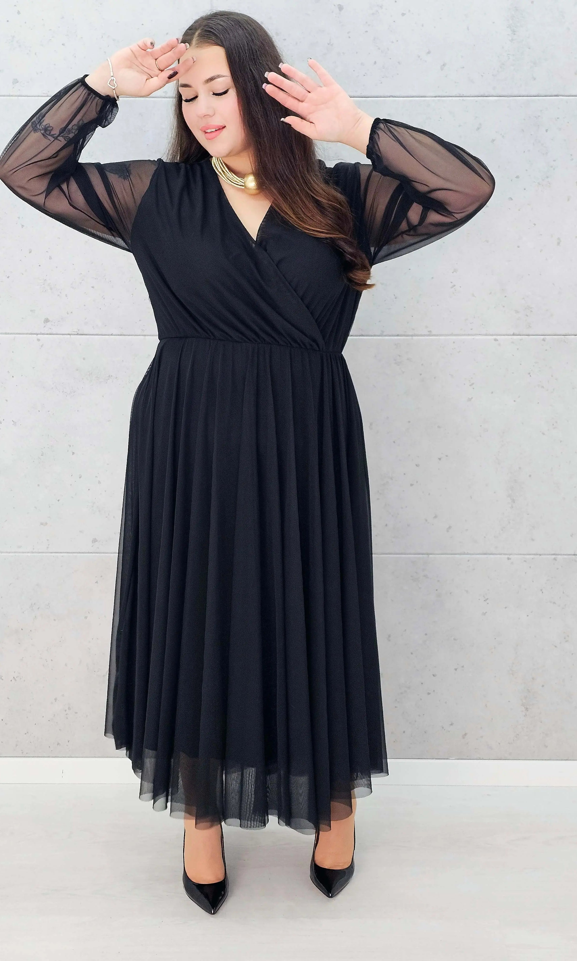 Stylizacja wieczorowa z czarną sukienką maxi Stylowa XL