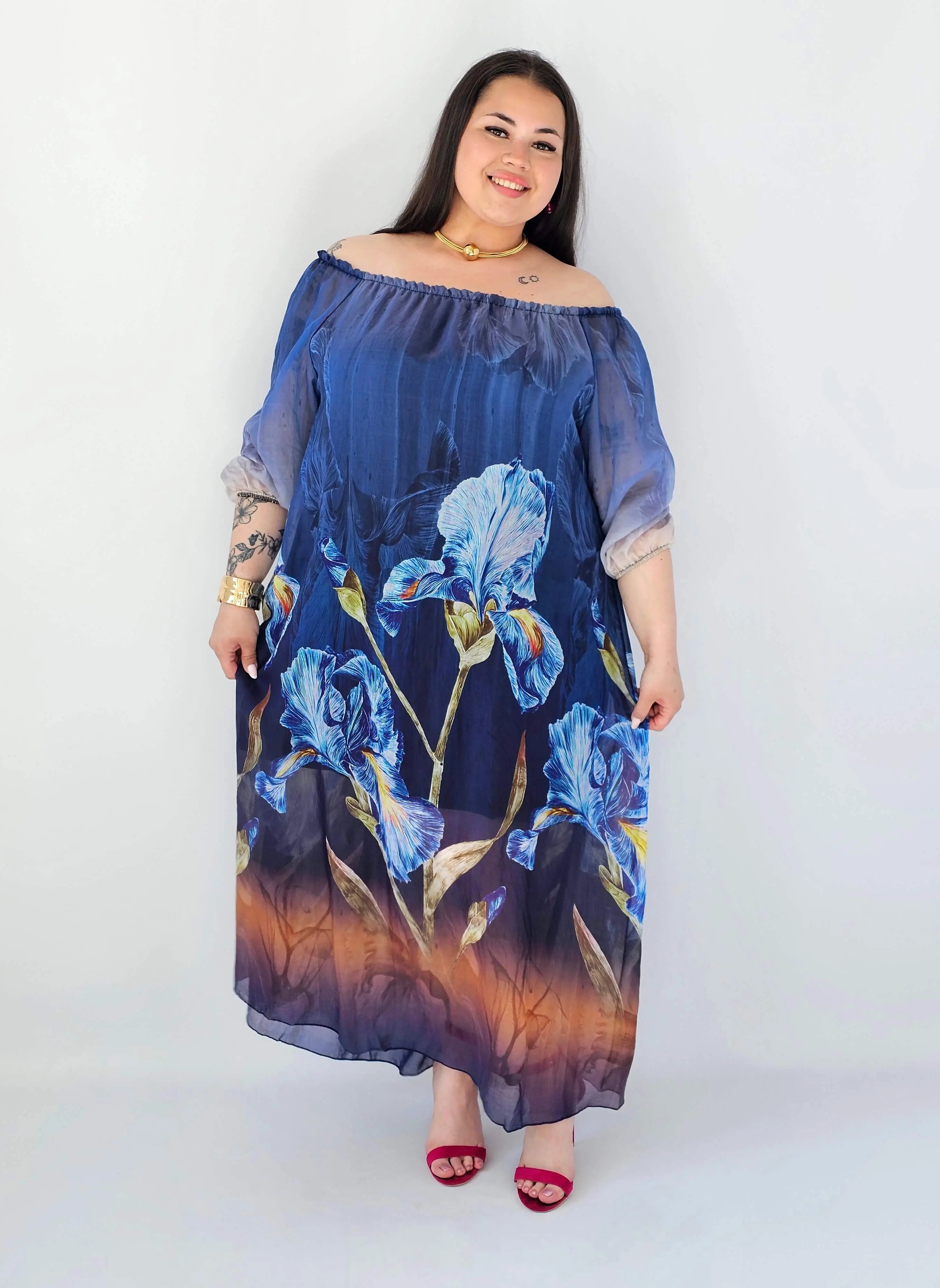 Sukienka plus size maxi hiszpanka z kwiatowym printem w odcieniach niebieskiego Stylowa XL